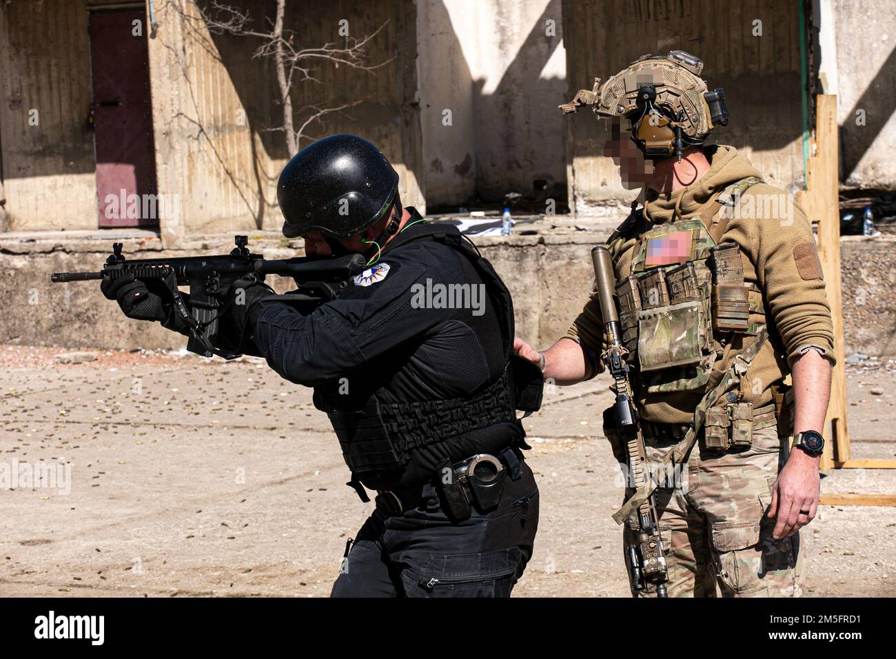 I membri delle forze di sicurezza del Kosovo (KSF) praticano la marcature di combattimento durante un esercizio di addestramento bilaterale con il 10th Special Forces Group, 14 marzo 2022, a Pristina, in Kosovo. L’esercizio rafforza le relazioni, aumenta l’interoperabilità e migliora la capacità della nostra nazione partner di garantire la sicurezza nella regione balcanica. Foto Stock