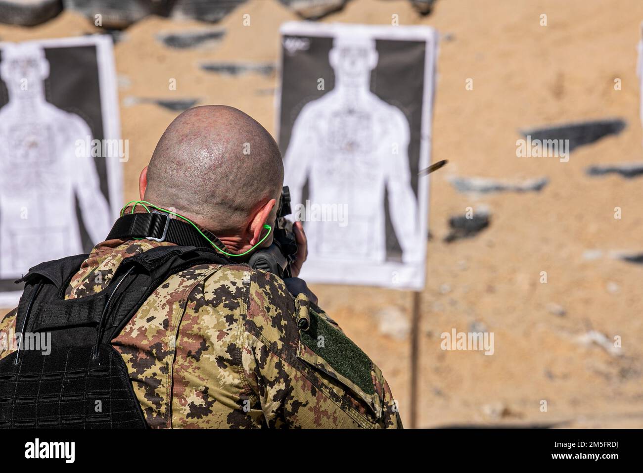 Un membro delle forze di sicurezza del Kosovo (KSF) pratica la marcature di combattimento durante un esercizio di addestramento bilaterale con il 10th Special Forces Group, 14 marzo 2022, a Pristina, in Kosovo. L’esercizio rafforza le relazioni, aumenta l’interoperabilità e migliora la capacità della nostra nazione partner di garantire la sicurezza nella regione balcanica. Foto Stock