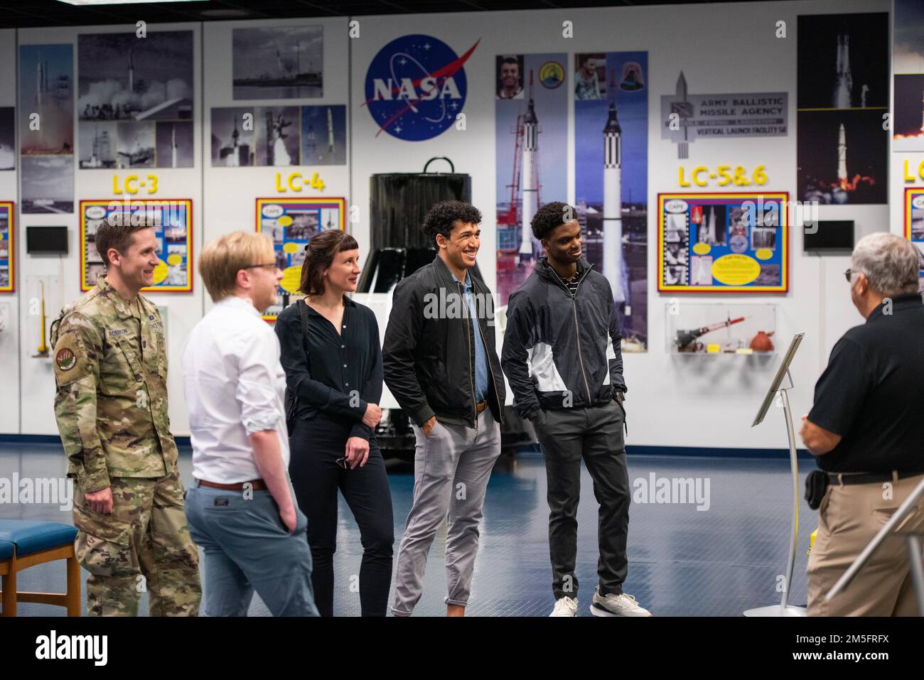 Gli studenti laureati della George Washington University visitano il Sands Space History Center, 14 marzo 2022, presso la Cape Canaveral Space Force Station, Fla. Il volo Falcon Squadron Space Launch 5th ha collaborato con quattro studenti della George Washington University attraverso un programma National Security Innovation Network denominato "Hacking for Defense" (H4D) per sfruttare al meglio i dati storici di lancio di SpaceX per valutare in modo più efficiente e accurato il rischio della missione ed eseguire l'elaborazione dei veicoli di lancio. Foto Stock