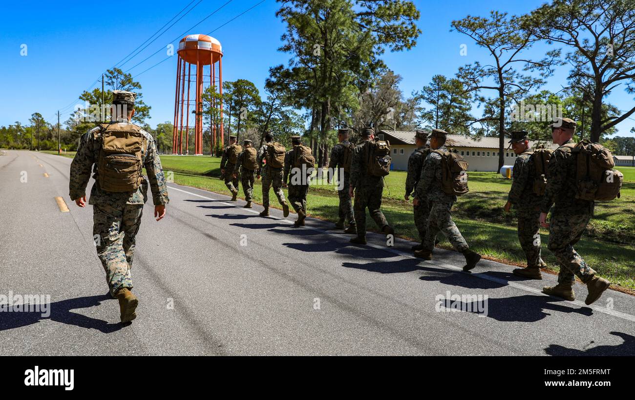 STATI UNITI Marines con Combat Logistics Regiment 37 conduce un'escursione sostenibile per dare il via all'esercitazione Atlantic Dragon su Camp Blanding, Florida, Stati Uniti, 24 marzo 2022. Atlantic Dragon è un esercizio di generazione della forza che spinge Combat Logistics Regiment 37 come un gruppo di operazioni di assemblaggio di arrivo per fornire supporto logistico tattico a III Marine Expeditionary Force. L'esercizio consiste in una tattica sperimentale di trasferimento di forza marittima preposizionata di attrezzature militari che sosterrà l'addestramento di esercitazione sul campo per aumentare la prontezza e l'efficienza di combattimento. 3rd MLG, con sede a Okinawa, Japa Foto Stock STATI UNITI Marines con Combat Logistics Regiment 37 conduce un'escursione sostenibile per dare il via all'esercitazione Atlantic Dragon su Camp Blanding, Florida, Stati Uniti, 24 marzo 2022. Atlantic Dragon è un esercizio di generazione della forza che spinge Combat Logistics Regiment 37 come un gruppo di operazioni di assemblaggio di arrivo per fornire supporto logistico tattico a III Marine Expeditionary Force. L'esercizio consiste in una tattica sperimentale di trasferimento di forza marittima preposizionata di attrezzature militari che sosterrà l'addestramento di esercitazione sul campo per aumentare la prontezza e l'efficienza di combattimento. 3rd MLG, con sede a Okinawa, Japa Foto Stock
