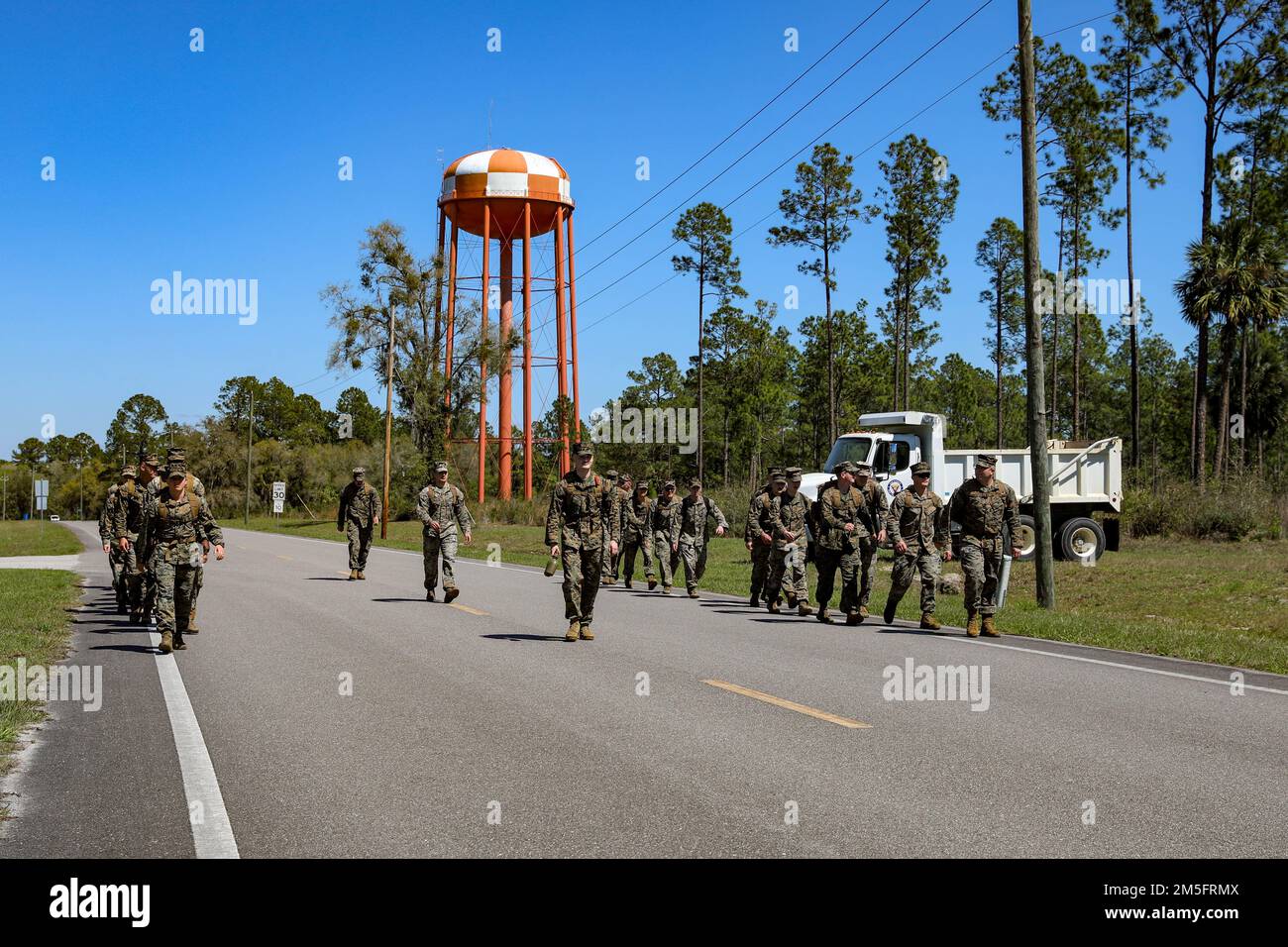 STATI UNITI Marines con Combat Logistics Regiment 37 conduce un'escursione sostenibile per dare il via all'esercitazione Atlantic Dragon su Camp Blanding, Florida, Stati Uniti, 24 marzo 2022. Atlantic Dragon è un esercizio di generazione della forza che spinge Combat Logistics Regiment 37 come un gruppo di operazioni di assemblaggio di arrivo per fornire supporto logistico tattico a III Marine Expeditionary Force. L'esercizio consiste in una tattica sperimentale di trasferimento di forza marittima preposizionata di attrezzature militari che sosterrà l'addestramento di esercitazione sul campo per aumentare la prontezza e l'efficienza di combattimento. 3rd MLG, con sede a Okinawa, Japa Foto Stock STATI UNITI Marines con Combat Logistics Regiment 37 conduce un'escursione sostenibile per dare il via all'esercitazione Atlantic Dragon su Camp Blanding, Florida, Stati Uniti, 24 marzo 2022. Atlantic Dragon è un esercizio di generazione della forza che spinge Combat Logistics Regiment 37 come un gruppo di operazioni di assemblaggio di arrivo per fornire supporto logistico tattico a III Marine Expeditionary Force. L'esercizio consiste in una tattica sperimentale di trasferimento di forza marittima preposizionata di attrezzature militari che sosterrà l'addestramento di esercitazione sul campo per aumentare la prontezza e l'efficienza di combattimento. 3rd MLG, con sede a Okinawa, Japa Foto Stock