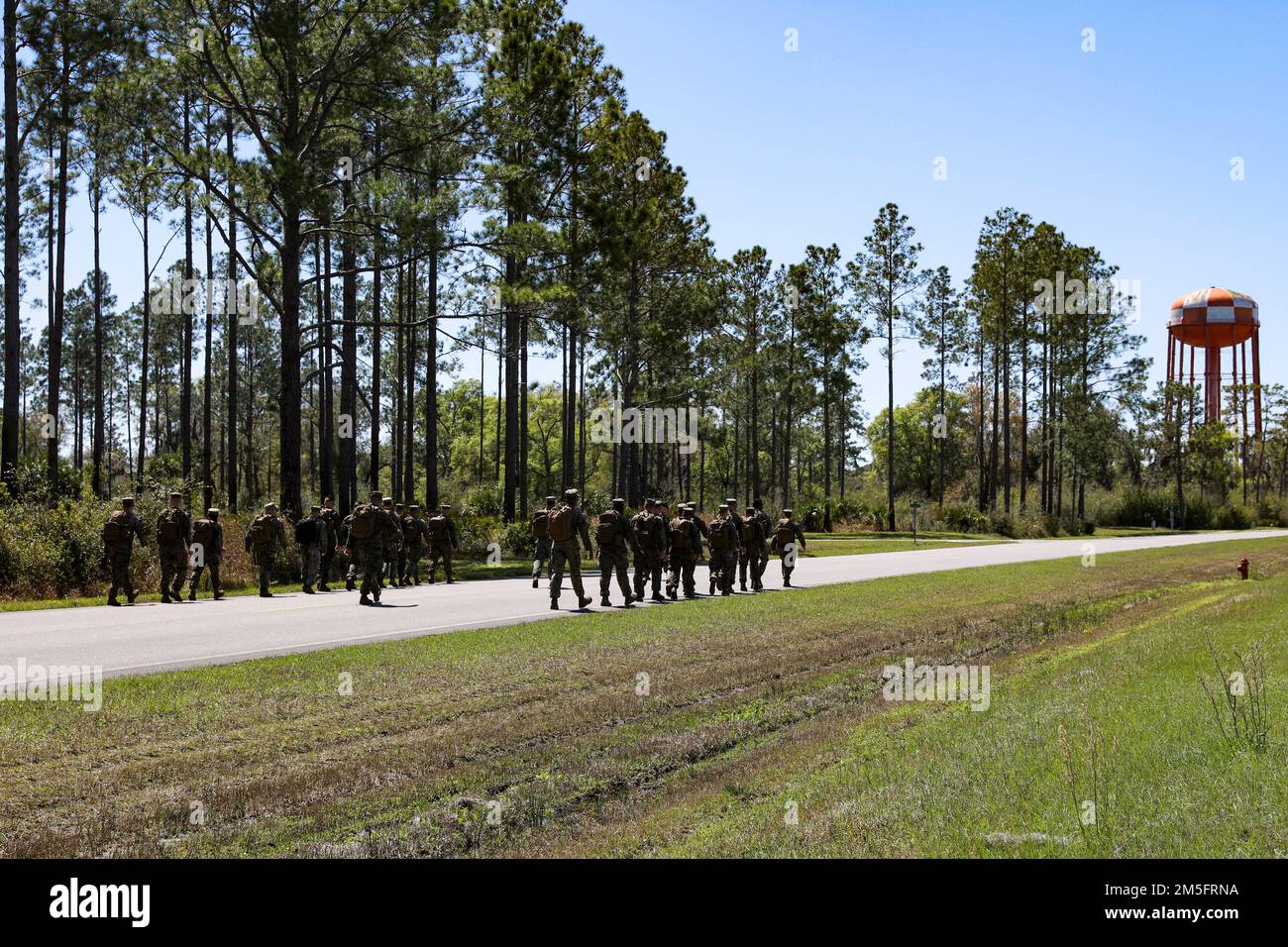 STATI UNITI Marines con Combat Logistics Regiment 37 conduce un'escursione sostenibile per dare il via all'esercitazione Atlantic Dragon su Camp Blanding, Florida, Stati Uniti, 24 marzo 2022. Atlantic Dragon è un esercizio di generazione della forza che spinge Combat Logistics Regiment 37 come un gruppo di operazioni di assemblaggio di arrivo per fornire supporto logistico tattico a III Marine Expeditionary Force. L'esercizio consiste in una tattica sperimentale di trasferimento di forza marittima preposizionata di attrezzature militari che sosterrà l'addestramento di esercitazione sul campo per aumentare la prontezza e l'efficienza di combattimento. 3rd MLG, con sede a Okinawa, Jap Foto Stock STATI UNITI Marines con Combat Logistics Regiment 37 conduce un'escursione sostenibile per dare il via all'esercitazione Atlantic Dragon su Camp Blanding, Florida, Stati Uniti, 24 marzo 2022. Atlantic Dragon è un esercizio di generazione della forza che spinge Combat Logistics Regiment 37 come un gruppo di operazioni di assemblaggio di arrivo per fornire supporto logistico tattico a III Marine Expeditionary Force. L'esercizio consiste in una tattica sperimentale di trasferimento di forza marittima preposizionata di attrezzature militari che sosterrà l'addestramento di esercitazione sul campo per aumentare la prontezza e l'efficienza di combattimento. 3rd MLG, con sede a Okinawa, Jap Foto Stock