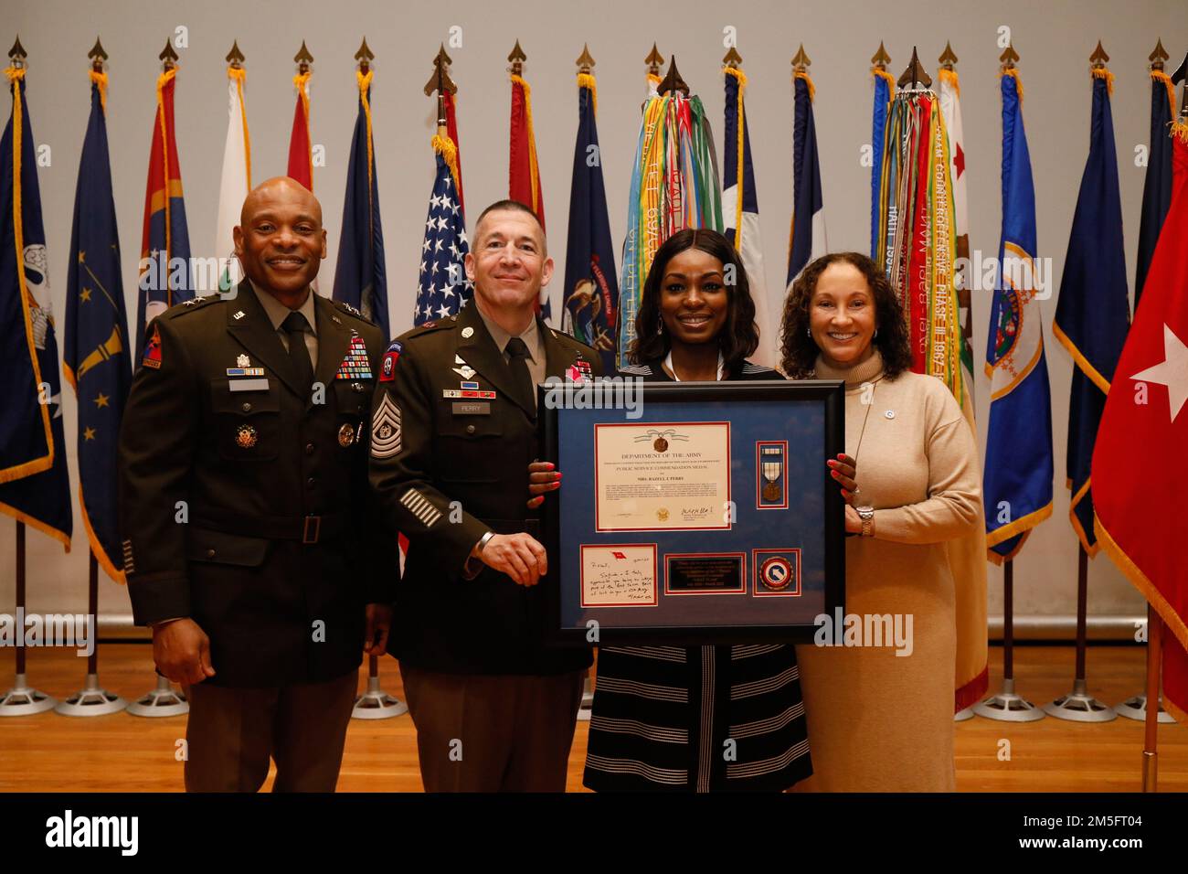 Il comando Sgt. Major Michael J. Perry III (a sinistra), consulente senior, 1st Theater Sustainment Command, celebra il suo tempo servendo il TSC 1st con sua moglie, Razell (centro), e Sieglinde Russel (a destra), durante una cerimonia di rinuncia alla responsabilità a Fort Knox, Kentucky, il 15 marzo 2022. Perry assumerà la carica di consulente senior arruolato del Vice Capo di Stato maggiore dell’esercito per le installazioni, chiamato anche Vice Capo di Stato maggiore, G-9. Foto Stock