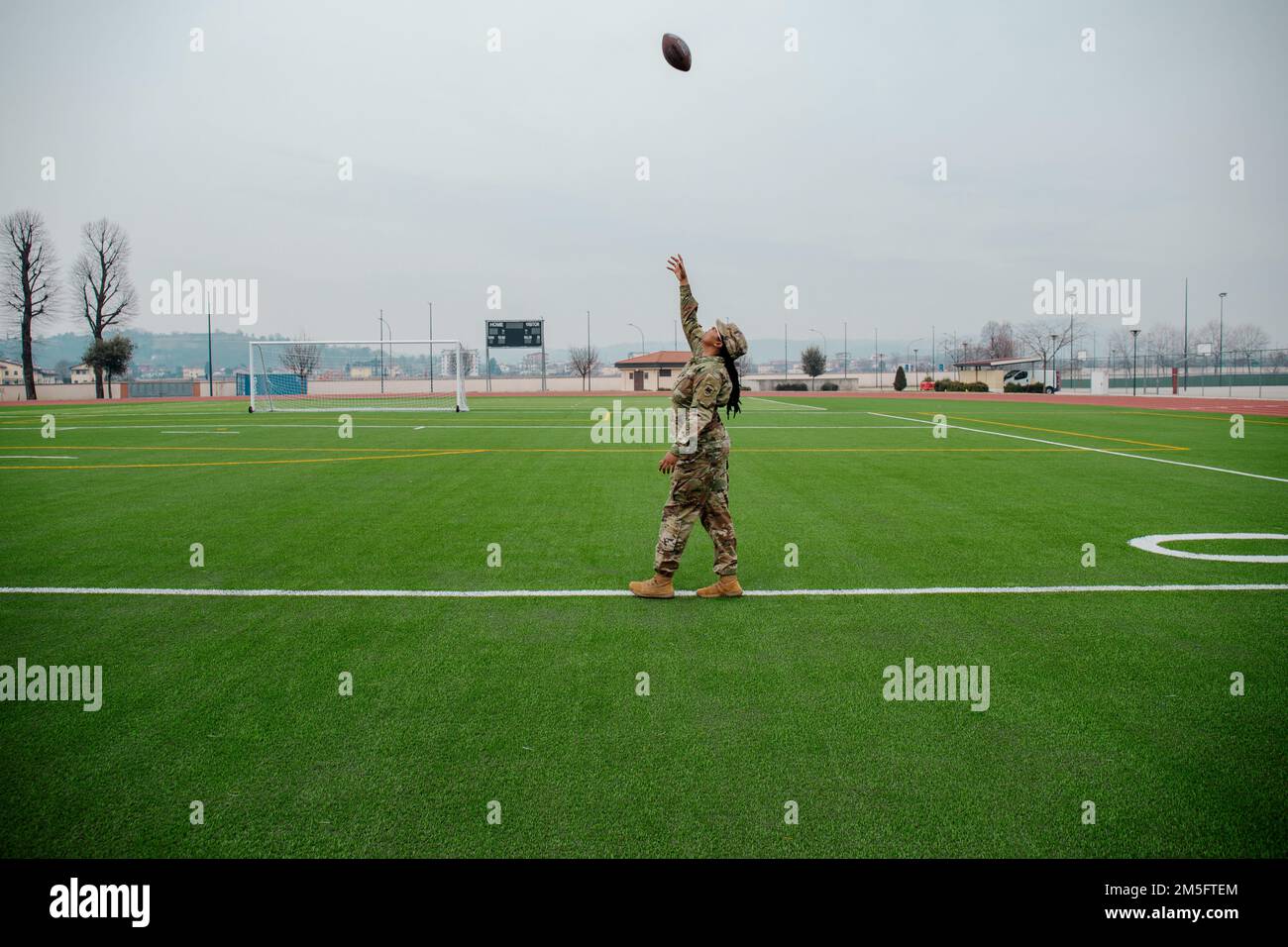 Sherry Lewis sta per una foto su del DIN a Vicenza, Italia, il 15 marzo 2022. Lewis, uno specialista di gestione dei trasporti assegnato al 679th Movement Control Team, è attualmente in un tour di servizio con gli Stati Uniti Esercito Southern European Task Force, Africa. Foto Stock