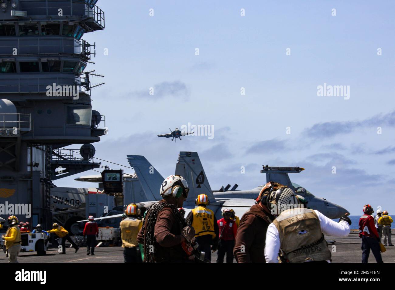 MARE DELLE FILIPPINE (16 marzo 2022) un aereo si prepara a fare un atterraggio arrestato sul ponte di volo della portaerei di classe Nimitz USS Abraham Lincoln (CVN 72). Abraham Lincoln Strike Group è in fase di implementazione pianificata nell'area delle operazioni della flotta 7th degli Stati Uniti per migliorare l'interoperabilità attraverso alleanze e partnership e al tempo stesso fungere da forza di risposta pronta a sostegno di una regione indomPacifico libera e aperta. Foto Stock