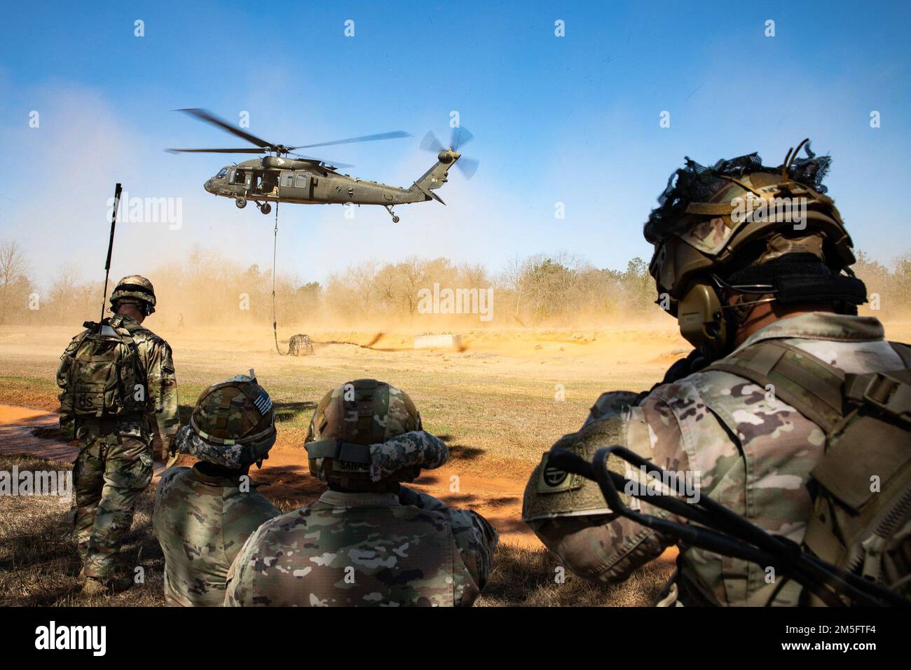 Paracadutisti da, 2nd battaglione, 504th reggimento fanteria paracadute e 82nd Brigata Aviazione di combattimento, 82nd Divisione Airborne conducono l'addestramento del carico di imbragatura 15 marzo 2021, su Fort Bragg, NC. Ciò garantisce che i Paracadutisti della 82nd Airborne Division siano sempre pronti a schierarsi, combattere e vincere ovunque entro 18 ore dalla notifica, rimanendo pronti e addestrando sempre abilità deperibili. Foto Stock