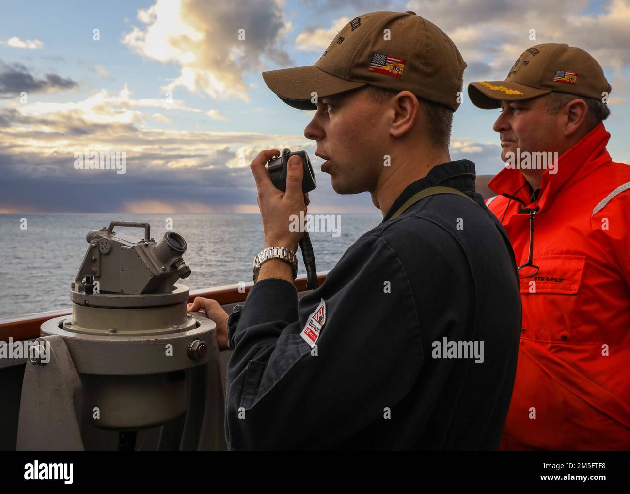 OCEANO ATLANTICO (15 marzo 2022) – la firma Judd Linscott, a sinistra, conferma un cambio di velocità e rotta sull'ala del ponte a bordo del cacciatorpediniere missilistico guidato di classe Arleigh Burke USS Porter (DDG 78), marzo 15. USS Porter, schierato in futuro a Rota, Spagna, sta attualmente partecipando all'esercizio della Task Force nell'area operativa della flotta degli Stati Uniti 2nd. TFEX funge da esercizio di certificazione per l'implementazione indipendente di navi ed è progettato per testare la preparazione e le prestazioni della missione in operazioni integrate. Foto Stock