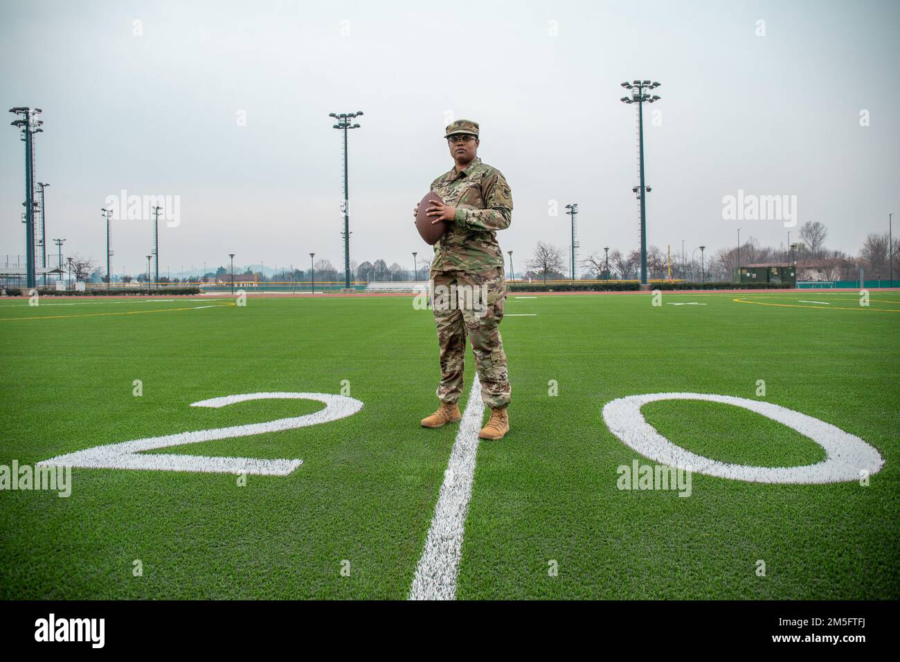 Sherry Lewis sta per una foto su del DIN a Vicenza, Italia, il 15 marzo 2022. Lewis, uno specialista di gestione dei trasporti assegnato al 679th Movement Control Team, è attualmente in un tour di servizio con gli Stati Uniti Esercito Southern European Task Force, Africa. Foto Stock
