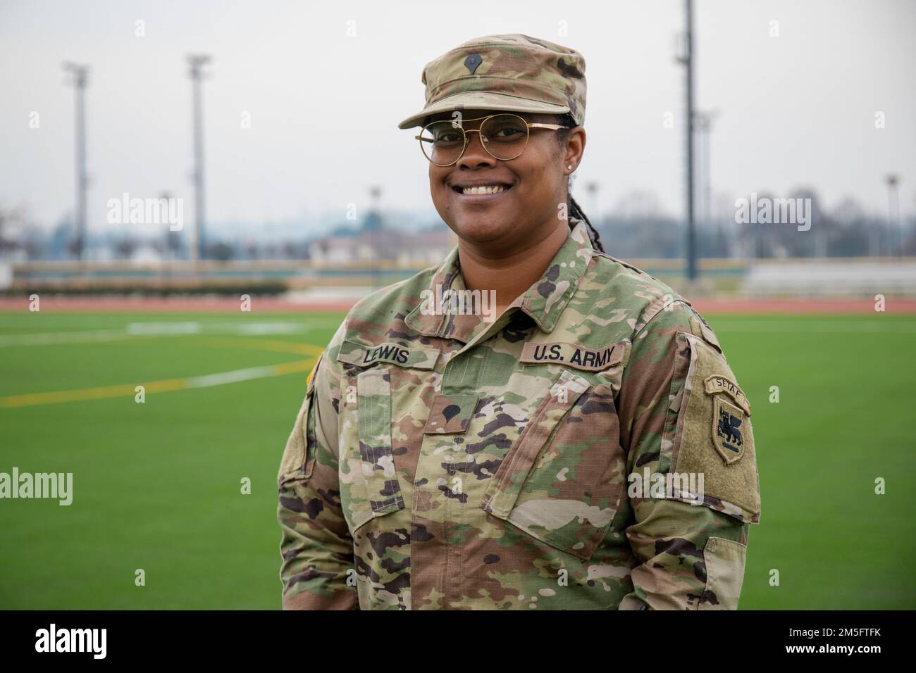 Sherry Lewis sta per una foto su del DIN a Vicenza, Italia, il 15 marzo 2022. Lewis, uno specialista di gestione dei trasporti assegnato al 679th Movement Control Team, è attualmente in un tour di servizio con gli Stati Uniti Esercito Southern European Task Force, Africa. Foto Stock