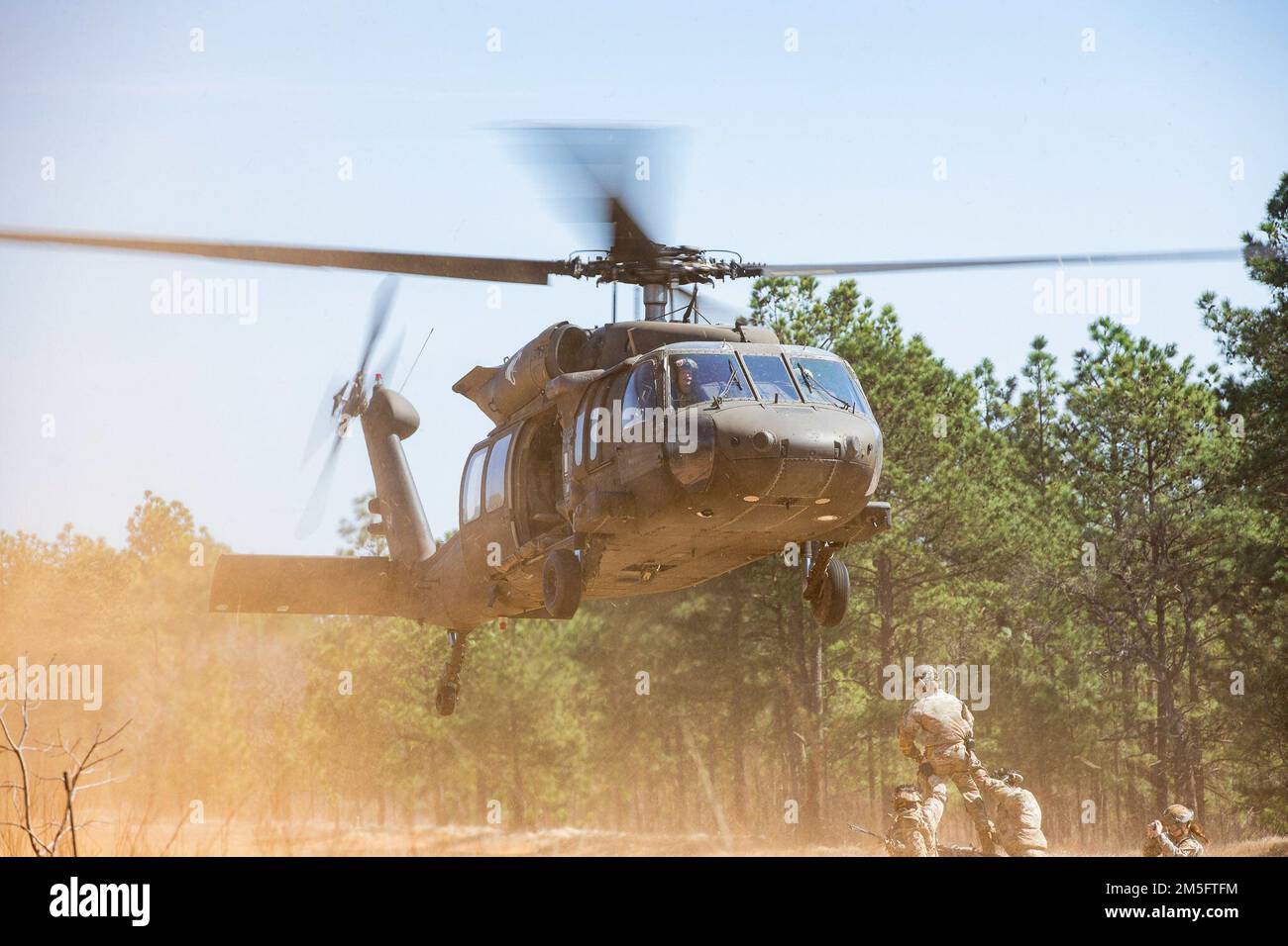 Paracadutisti da, 2nd battaglione, 504th reggimento fanteria paracadute e 82nd Brigata Aviazione di combattimento, 82nd Divisione Airborne conducono l'addestramento del carico di imbragatura 15 marzo 2021, su Fort Bragg, NC. Ciò garantisce che i Paracadutisti della 82nd Airborne Division siano sempre pronti a schierarsi, combattere e vincere ovunque entro 18 ore dalla notifica, rimanendo pronti e addestrando sempre abilità deperibili. Foto Stock