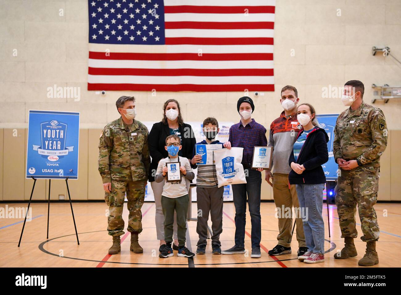 Timothy "TJ" Adair è stato premiato con il premio "Gioventù dell'anno" dagli Stati Uniti Army Garrison Italy Command Team, col. Matthew Gomlak e il comando Sgt. Major Jonathan D. Dyon Marzo 15th al Villaggio Youth Center. Erano presenti i genitori di TJ, il Lt. Timothy e la sig.ra Rita Adair, e i suoi fratelli Audrey, Lawrence e William insieme allo staff DI CYS e ai suoi sostenitori di tutta la comunità. Foto Stock Timothy "TJ" Adair è stato premiato con il premio "Gioventù dell'anno" dagli Stati Uniti Army Garrison Italy Command Team, col. Matthew Gomlak e il comando Sgt. Major Jonathan D. Dyon Marzo 15th al Villaggio Youth Center. Erano presenti i genitori di TJ, il Lt. Timothy e la sig.ra Rita Adair, e i suoi fratelli Audrey, Lawrence e William insieme allo staff DI CYS e ai suoi sostenitori di tutta la comunità. Foto Stock