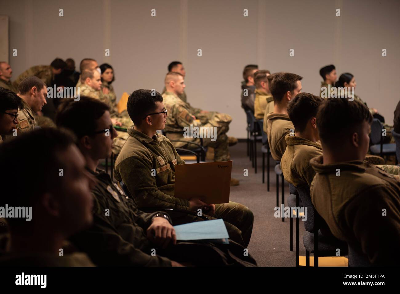 STATI UNITI Air Force Airmen riceve i briefing di spiegamento come parte dell'esercitazione Rainier War 22A alla base congiunta Lewis-McChord, Washington, 15 marzo 2022. Rainier War 22A esercitò e valutò la capacità dell'ala di impiegare la forza e la sua capacità di eseguire durante le operazioni di guerra e/o di contingenza in un ambiente ad alta intensità, conteso in tempo di guerra, degradato e limitato dal punto di vista operativo, sostenendo le operazioni di contingenza contro un avversario vicino-pari. Foto Stock
