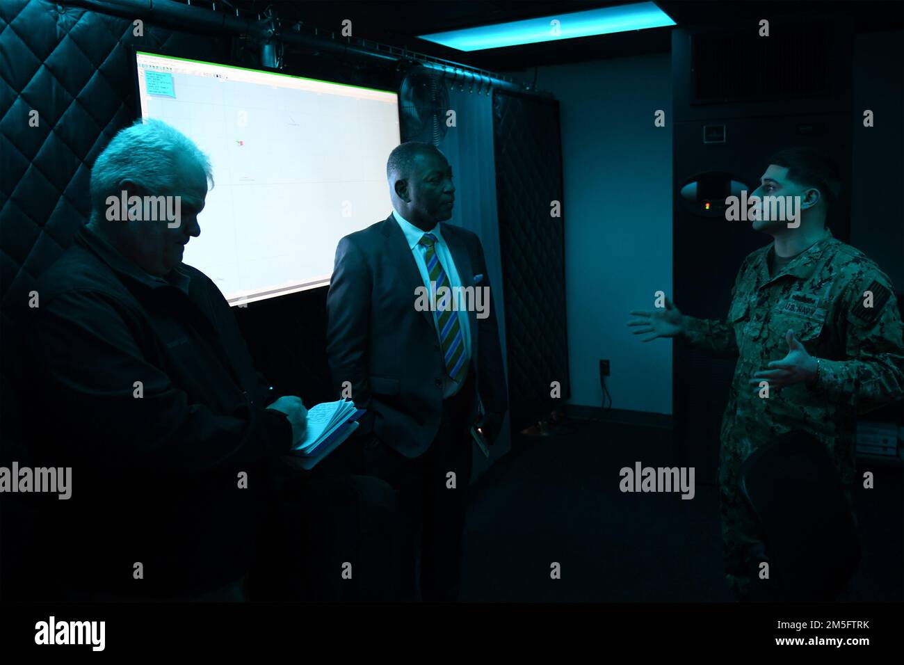 220315-N-JU575-2189 GRANDI LAGHI, ILL. (15 marzo 2022) istruttore Operations Specialist 2nd Classe Chazz Cruz di OS “A” Scuola, Surface Combat Systems Training Command Great Lakes, spiega il Virtual Operator Trainer (VOT) alla parte posteriore. ADM. (RET.) Stephen C. Evans. Il VOT è un sistema computerizzato progettato per aumentare la consapevolezza situazionale dei guardiani sul ponte e nel centro di informazioni sui combattimenti, riunendo tutto ciò che gli studenti hanno imparato durante la loro formazione. Foto Stock