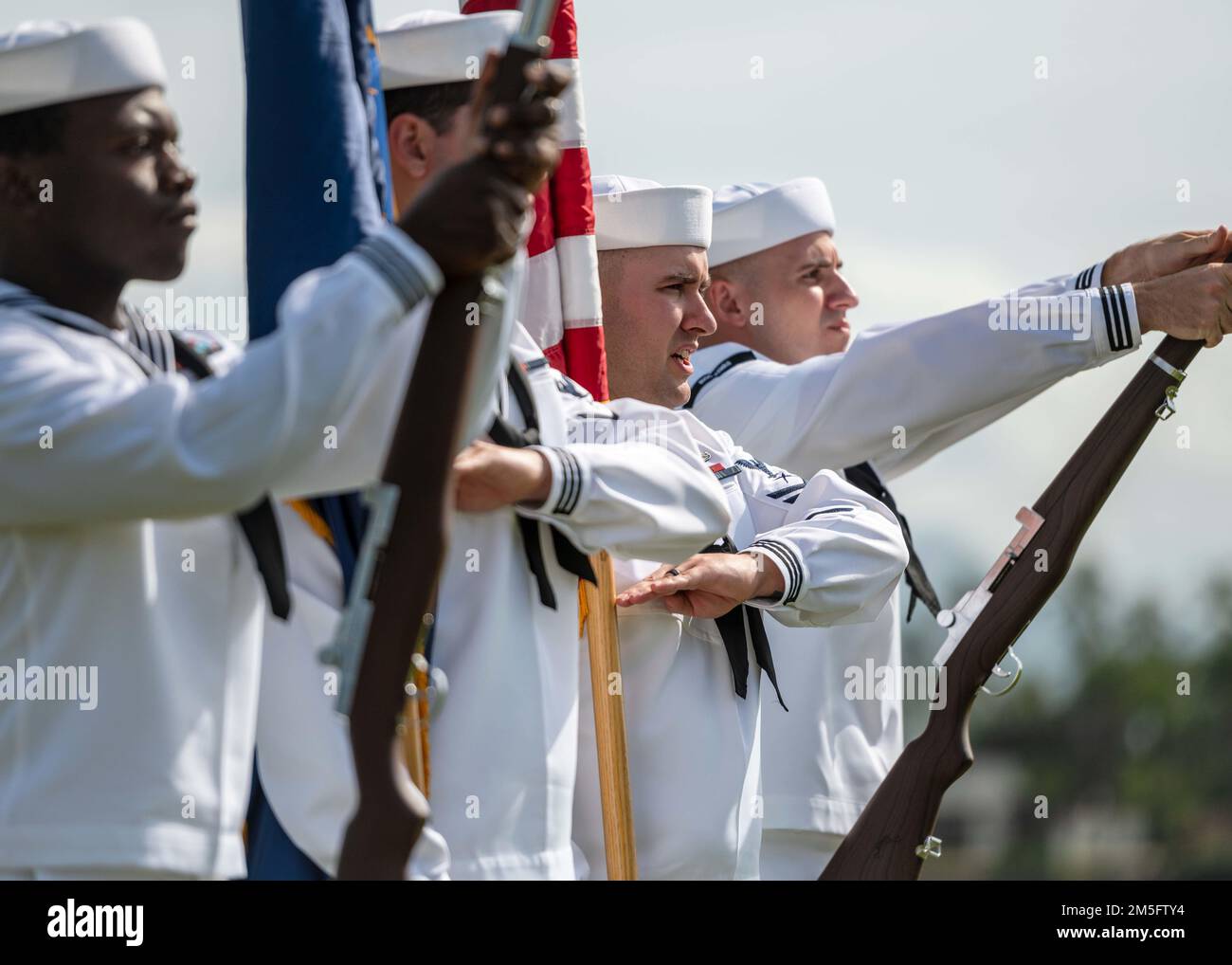 220315-N-KN989-2003 EWA BEACH, Hawaii (15 marzo 2022) i membri della base comune Pearl Harbor-Hickam Honor Guard sfilano i colori durante una cerimonia di cambio di comando. CMdR Lt. Valerie E. Sellers sollevato Lt. CMdR. Robert J. Lilly come comandante, Navy Munitions Command Pacific East Asia Division, Unit Pearl Harbor, durante la cerimonia ufficiale 15 marzo 2022. Foto Stock