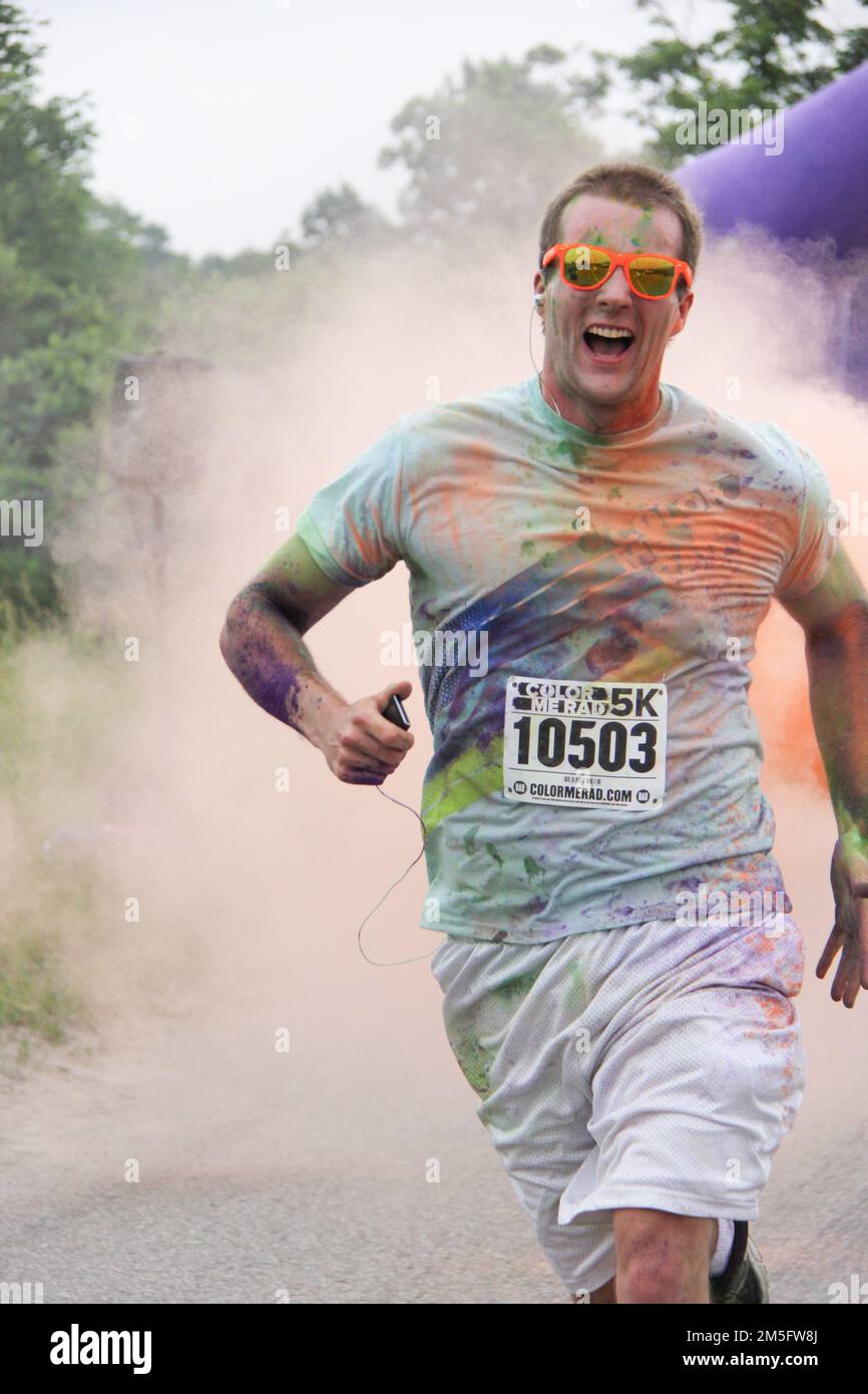 Waterloo, Canada - Giugno 29 2014: Persone non identificate a Color Run Foto Stock