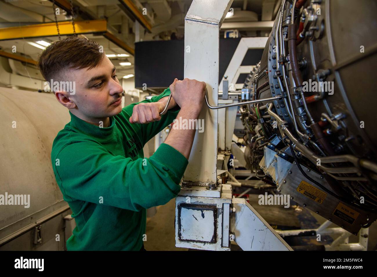 220315-N-OL632-2033 OCEANO ATLANTICO (15 marzo 2022) Aviation Machinist’s Mate Airman Clayton Grisolia, assegnato alla portaerei USS George H.W. Boccola (CVN 77), rimuove il post-bruciatore da un motore F414, 15 marzo 2022. George H.W. Bush fornisce all'autorità di comando nazionale capacità di lotta contro la guerra flessibile e personalizzabile come il fiore all'occhiello del gruppo di attacco dei vettori che mantiene la stabilità marittima e la sicurezza al fine di garantire l'accesso, dissuadere l'aggressione e difendere gli interessi degli Stati Uniti, alleati e partner. Foto Stock