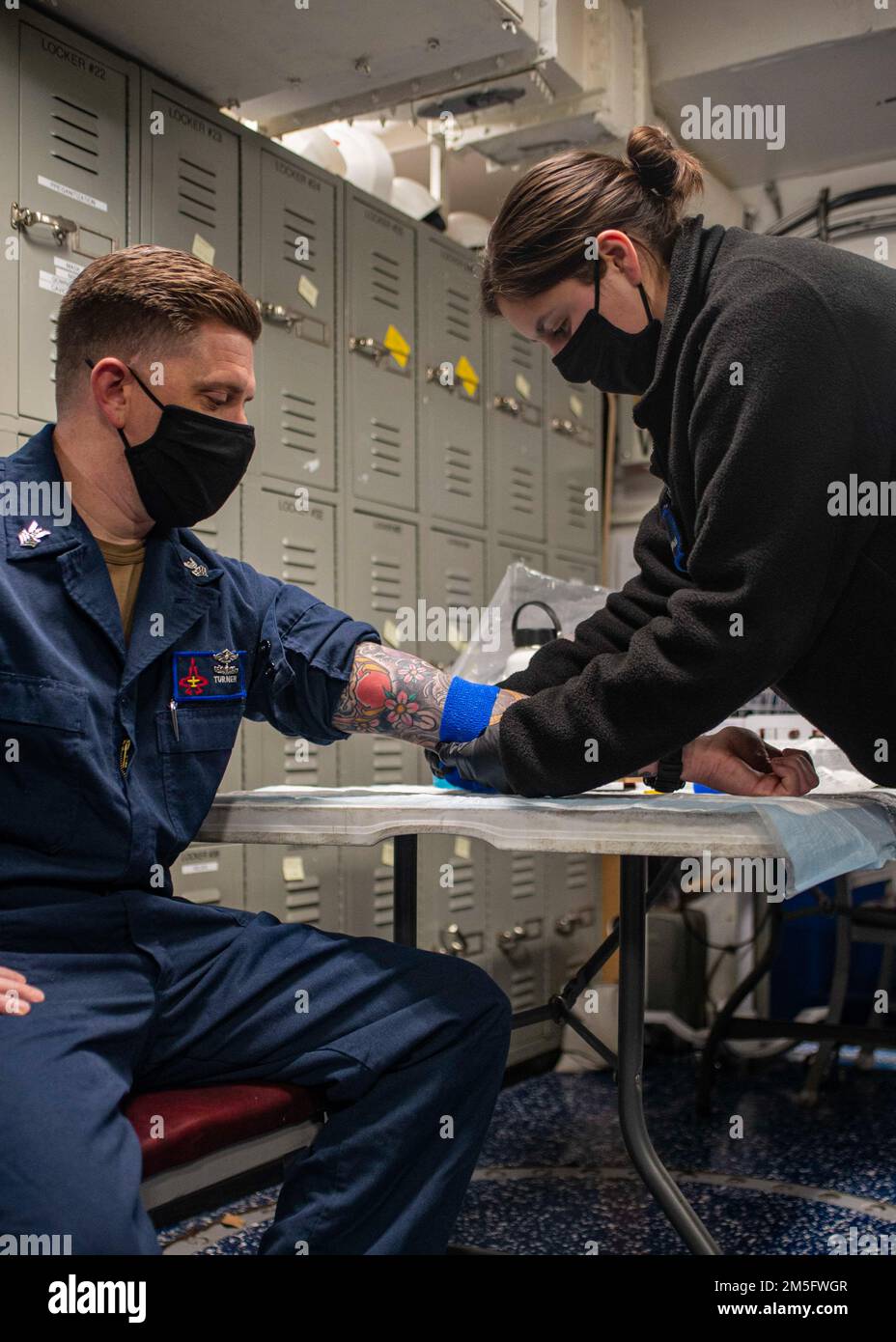 220315-N-YD731-1068 OCEANO ATLANTICO (15 marzo 2022) Ospedale Corpsman 3rd Classe Shyanne Taunah, a destra, si prepara a prelevare sangue da Ospedale Corpsman 1st Classe Kyle Turner, entrambi assegnati al portaerei USS George H.W. Bush (CVN 77), durante un'evoluzione della preparazione medica, 15 marzo 2022. George H.W. Bush fornisce all'autorità di comando nazionale una capacità di lotta contro la guerra flessibile e personalizzabile attraverso il gruppo di attacco dei vettori che mantiene la stabilità e la sicurezza marittima al fine di garantire l'accesso, scoraggiare l'aggressione e difendere gli interessi degli Stati Uniti, alleati e partner. Foto Stock