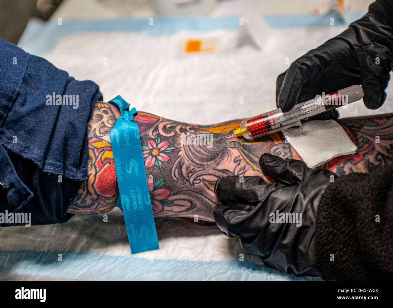 220315-N-YD731-1065 OCEANO ATLANTICO (15 marzo 2022) Ospedale Corpsman 3rd Classe Shyanne Taunah, assegnato alla portaerei USS George H.W. Bush (CVN 77), preleva sangue durante un'evoluzione della preparazione medica, 15 marzo 2022. George H.W. Bush fornisce all'autorità di comando nazionale una capacità di lotta contro la guerra flessibile e personalizzabile attraverso il gruppo di attacco dei vettori che mantiene la stabilità e la sicurezza marittima al fine di garantire l'accesso, scoraggiare l'aggressione e difendere gli interessi degli Stati Uniti, alleati e partner. Foto Stock