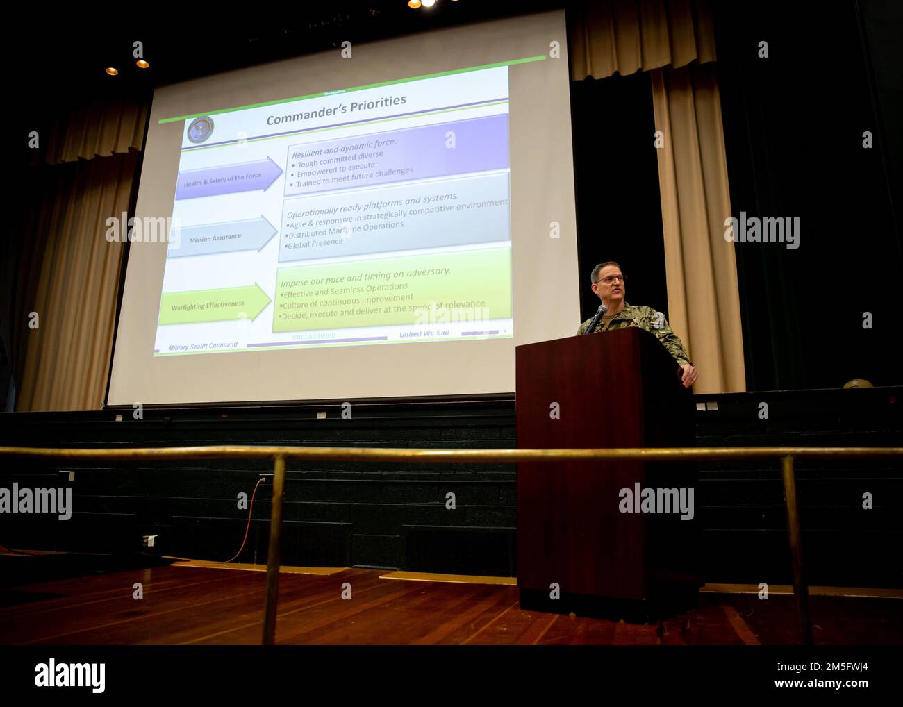 Norfolk, Virginia (13 marzo 2022) - l'ADM posteriore Michael A. Wettlaufer, Comandante, comando militare di Sealift (MSC), si rivolge alla squadra civile e membro di servizio durante un incontro all hands Town Hall alla Stazione navale di Norfolk, 15 marzo 2022. Wettlaufer si è rivolto al team MSC per fornire aggiornamenti sui piani attuali e futuri e per riconoscere il lavoro esemplare completato durante la pandemia COVID-19. Foto Stock