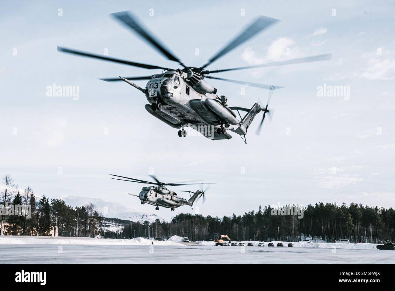 STATI UNITI Marine Corps CH-53E Super Stallions con Marine Heavy Helicopter Squadron 366 (HMH-366), 2nd Marine Aircraft Wing, partono da una zona di atterraggio durante Exercise Cold Response 22 a Setermoen, Norvegia, 15 marzo 2022. Esercizio Cold Response 22 è un esercizio biennale di preparazione nazionale e difesa che si svolge in tutta la Norvegia, con la partecipazione di ciascuno dei suoi servizi militari, tra cui 26 nazioni alleate della NATO (North Atlantic Treaty Organization) e partner regionali. Foto Stock
