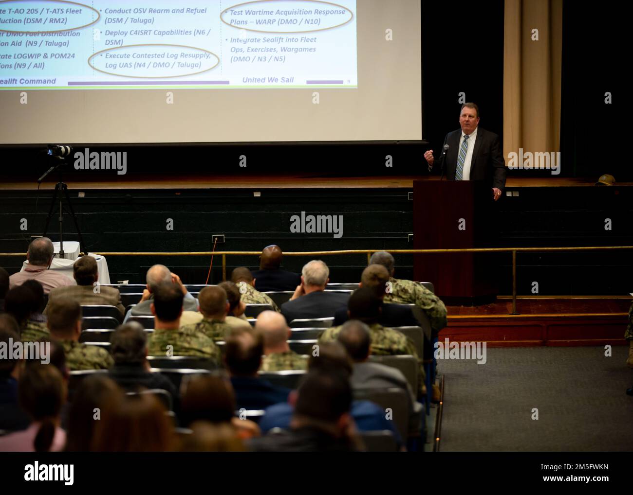 Norfolk, Virginia (13 marzo 2022) - Steven C. Cade, direttore esecutivo del comando militare di Sealift (MSC), si rivolge alla squadra civile e membro del servizio durante una riunione del municipio all hands alla stazione navale di Norfolk, il 15 marzo 2022. Cade si è rivolta al team MSC per fornire aggiornamenti sui piani attuali e futuri e per riconoscere il lavoro esemplare completato durante la pandemia COVID-19. Foto Stock