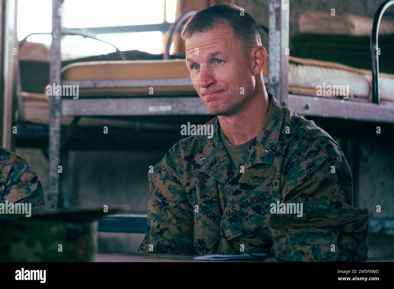 STATI UNITI Corpo marino Briga. Il generale Kyle Ellison, III comandante della forza espeditativa marina, incontra la leadership della forza di autodifesa di terra giapponese (JGSDF) per discutere i futuri esercizi di addestramento, al Combined Arms Training Center Camp Fuji, Giappone, 15 marzo 2022. Sostenere la capacità dell’MEU 31st di operare insieme al JGSDF richiede una pianificazione continua a tutti gli ecceloni della leadership. Esercizio di Difesa marittima la Brigata di implementazione rapida anfibia è un esercizio bilaterale destinato ad aumentare l'interoperabilità e a rafforzare i legami tra le forze statunitensi e giapponesi per la difesa del Giappone. Foto Stock