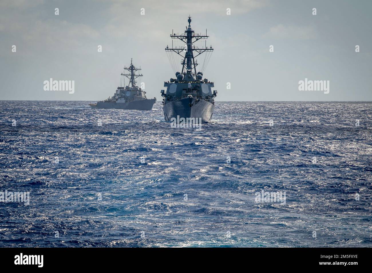 MARE DELLE FILIPPINE (15 marzo 2022) il cacciatorpediniere missilistico guidato di classe Arleigh Burke USS Dewey (DDG 105) conduce operazioni di routine con la USS Higgins (DDG 76), davanti, e la USS Barry (DDG 52) in corso nella zona di responsabilità della flotta degli Stati Uniti 7th. Dewey è assegnato a Destroyer Squadron (DESRON) 15 e sta supportando un Indo-Pacific libero e aperto. CTF 71/DESRON 15 è la più grande DESRON della Marina e la principale forza di superficie della flotta statunitense 7th. Foto Stock