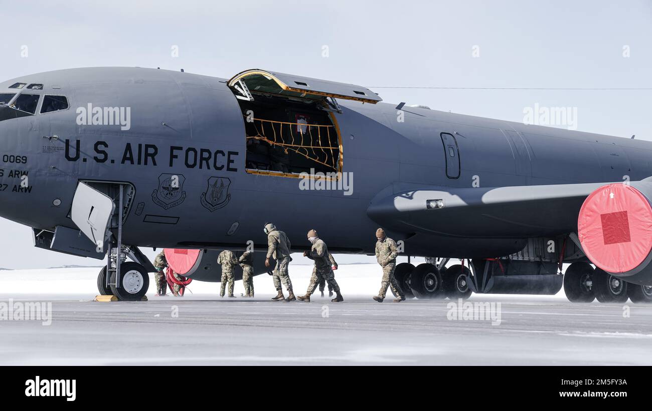 I manutentori assegnati al 6th Maintenance Group svolgono compiti post-volo su un aeromobile KC-135 Stratotanker assegnato alla 6th Air Refueling Wing durante l'operazione Noble Defender (OND) del North American Aerospace Defense Command (NORAD), 15 marzo 2022. Come parte dell'OND, che è un'operazione ricorrente, gli Stati Uniti continentali La regione NORAD (CONR) ha coordinato e condotto la formazione binazionale degli aeromobili per intercettare le operazioni lanciando contemporaneamente jet da diverse località della costa orientale degli Stati Uniti. Foto Stock