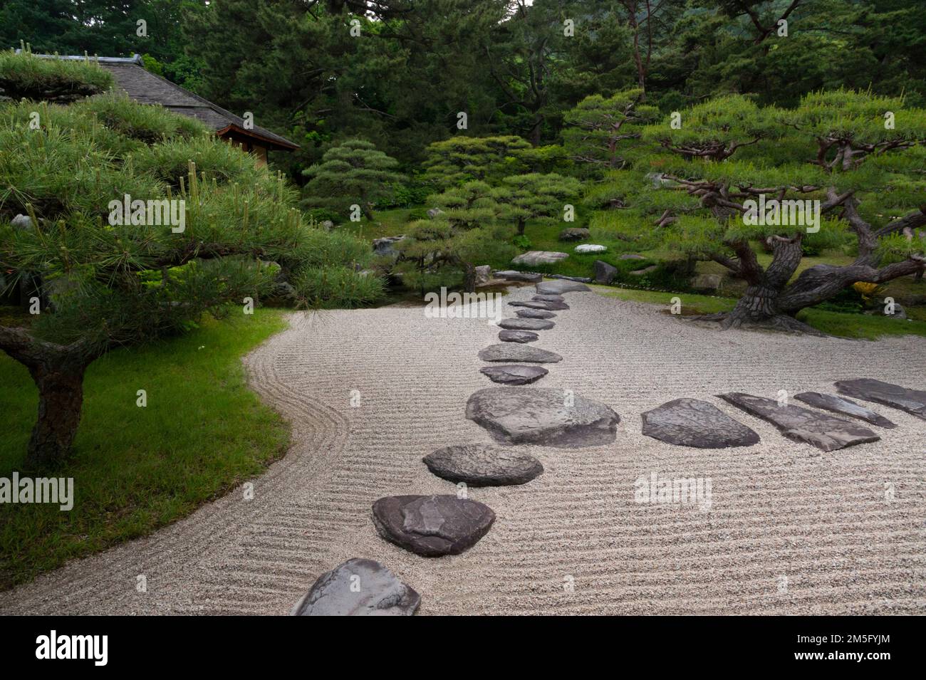 Particolare di un giardino di ciottoli con un percorso di rocce al Kikugetsutei, Ritsurin Koen Garden, Takamatsu, Giappone. Foto Stock