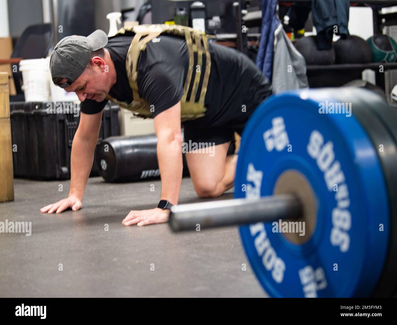 STATI UNITI Jimmy Wilfong, capo del comando di 23rd Wing, riposa dopo i pushup durante un allenamento commemorativo alla Moody Air Force base, Georgia, 15 marzo 2022. Wilfong si unì al 38th Rescue Squadron per onorare il capitano Mark Weber, un membro caduto del 38th RQS, che perse la vita dopo che l'elicottero HH-60G del pavé Hawk “Jolly 51” si schiantò durante l'operazione Instressing Resolve, il 15 marzo 2018. Foto Stock