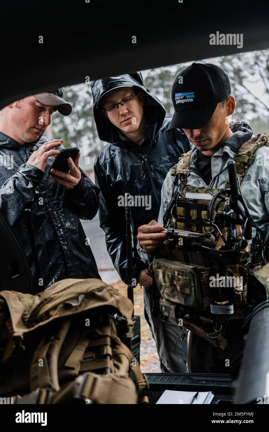 Tactical Air Control Party gli Airmen del 1st Air Support Operations Group utilizzano i collegamenti dati stabiliti tra i team TACP Precision Strike e l'Air Operations Center per trasmettere le informazioni di targeting in tempo reale ai piloti A-10C Thunderbolt II dei Fighter Squadron 74th e 75th come parte dell'esercizio CHAOS QUAKE, Moody Air Force base, Georgia, 15 marzo 2022. L'esercizio ha integrato i programmi pilota TACP, Cyber Systems, Intelligence, radio Frequency Transmission Systems e A-10C Thunderbolt II al fine di simulare la funzionalità indipendente dal cliente per la raccolta di ricognizione, dati di targeting e attività Foto Stock