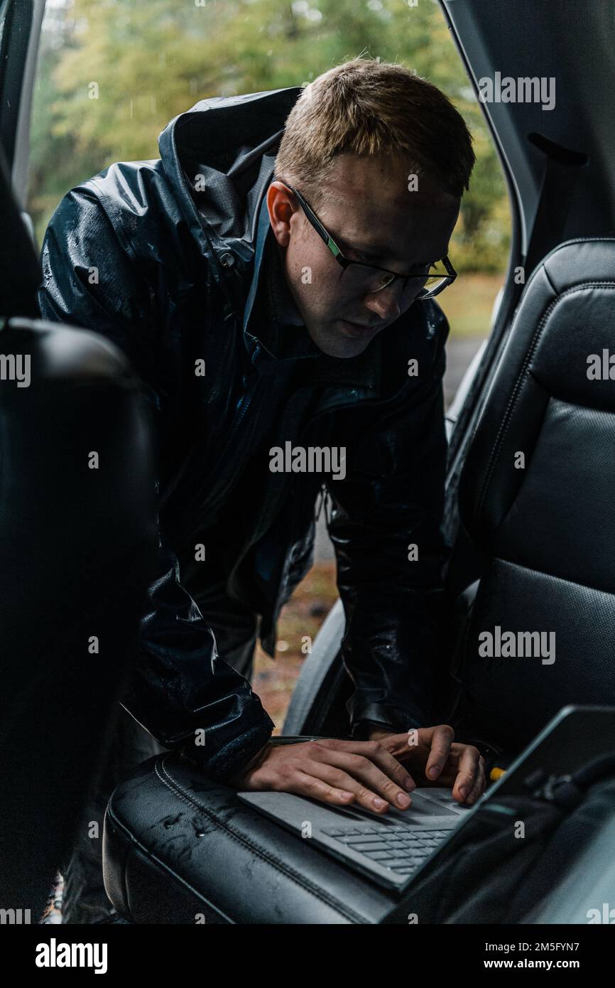 Uno specialista dei sistemi di trasmissione a radiofrequenza utilizza i collegamenti dati stabiliti tra i team TACP Precision Strike e l'Air Operations Center per trasmettere le informazioni di targeting in tempo reale ai piloti A-10C Thunderbolt II provenienti dagli squadroni dei combattenti 74th e 75th come parte dell'esercizio CHAOS QUAKE, Moody Air Force base, Georgia, marzo 15. 2022. L'esercizio ha integrato i programmi pilota TACP, Cyber Systems, Intelligence, radio Frequency Transmission Systems e A-10C Thunderbolt II al fine di simulare la funzionalità indipendente dal cliente per la raccolta di ricognizione, dati di targeting e intento della task force. Foto Stock