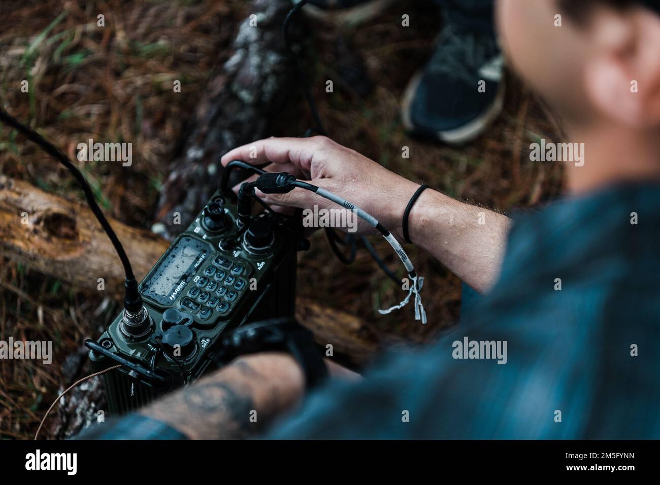 Tactical Air Control Party gli Airmen del 1st Air Support Operations Group utilizzano i collegamenti dati stabiliti tra i team TACP Precision Strike e l'Air Operations Center per trasmettere le informazioni di targeting in tempo reale ai piloti A-10C Thunderbolt II dei Fighter Squadron 74th e 75th come parte dell'esercizio CHAOS QUAKE, Moody Air Force base, Georgia, 15 marzo 2022. L'esercizio ha integrato i programmi pilota TACP, Cyber Systems, Intelligence, radio Frequency Transmission Systems e A-10C Thunderbolt II al fine di simulare la funzionalità indipendente dal cliente per la raccolta di ricognizione, dati di targeting e attività Foto Stock