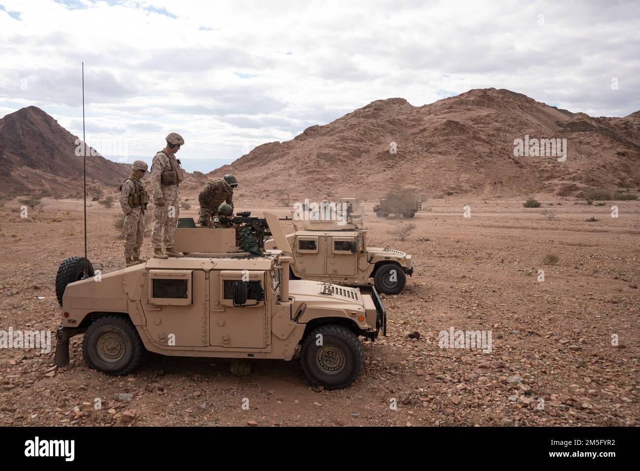 CAMP TITN, Giordania (15 marzo 2022) - Stati Uniti Marines assegnato a Combined Anti-Armor Team (CAAT), 2nd battaglione, 24th Marines e membri del 61st Battaglione Quick Reaction Force, King Abdullah II Special Forces Group impegna obiettivi con M240B mitragliatrici in un campo di tiro Jordanian Armed Forces (JAF) durante l'esercizio Intrepid Maven (IM) 22-1, a bordo di Camp Titin, Giordania, Marzo 15. IM è una serie di impegni bilaterali tra gli Stati Uniti Marine Corps Forces, Central Command e il JAF che offre l'opportunità di scambiare tattiche e competenze militari. IM 22-1 è il primo di più impegni Foto Stock