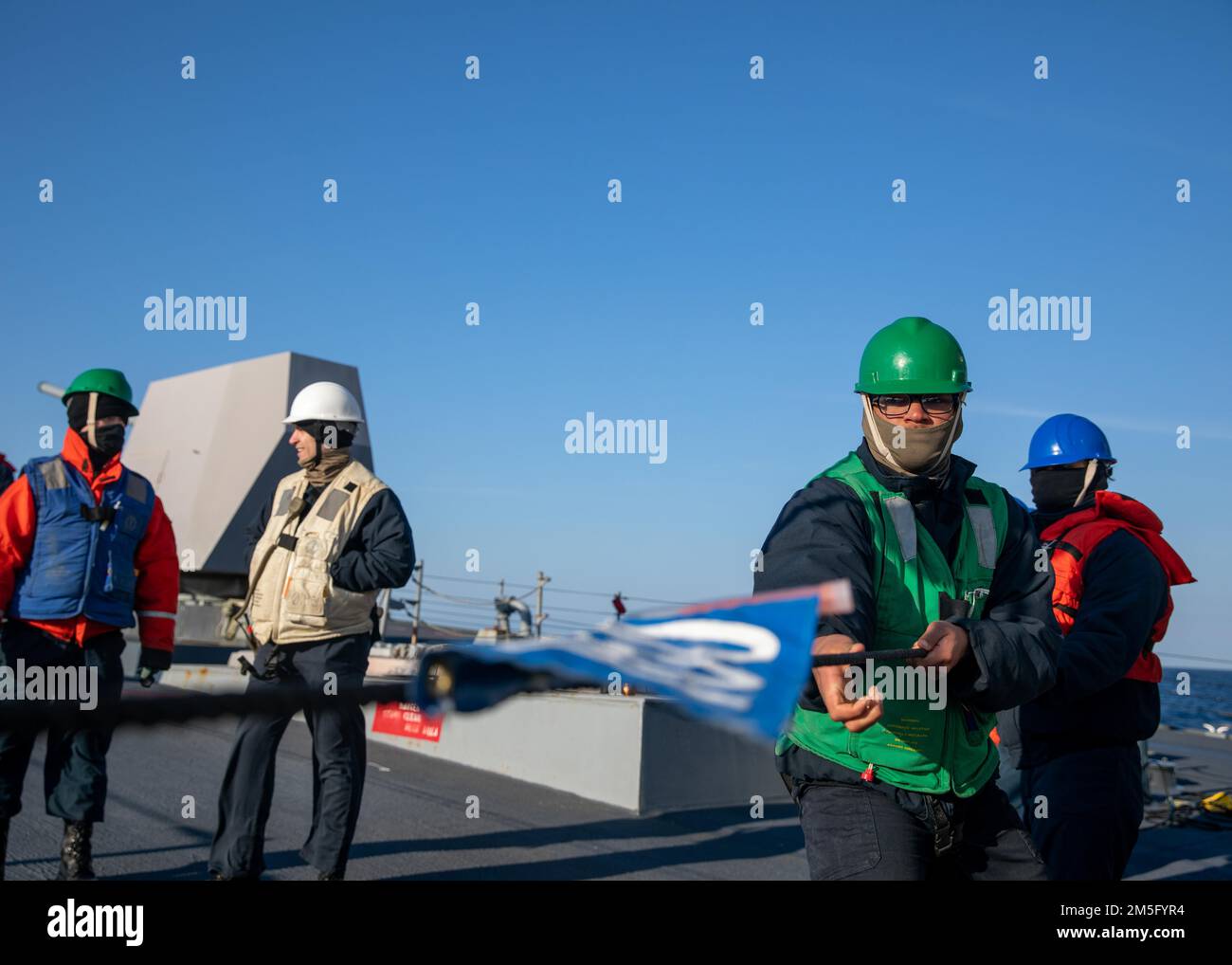 MARE DEL NORD (15 marzo 2022) Seaman Kelvin Merritt, davanti a destra, gestisce una linea durante un rifornimento in mare a bordo del cacciatorpediniere missilistico guidato di classe Arleigh Burke USS Roosevelt (DDG 80) con la nave cisterna HNoMS Maud (A530), 15 marzo 2022. Roosevelt, schierata a Rota, Spagna, è al suo terzo pattugliamento negli Stati Uniti Sesta area di attività Fleet a sostegno di alleati e partner regionali e interessi di sicurezza nazionale degli Stati Uniti in Europa e in Africa. Foto Stock