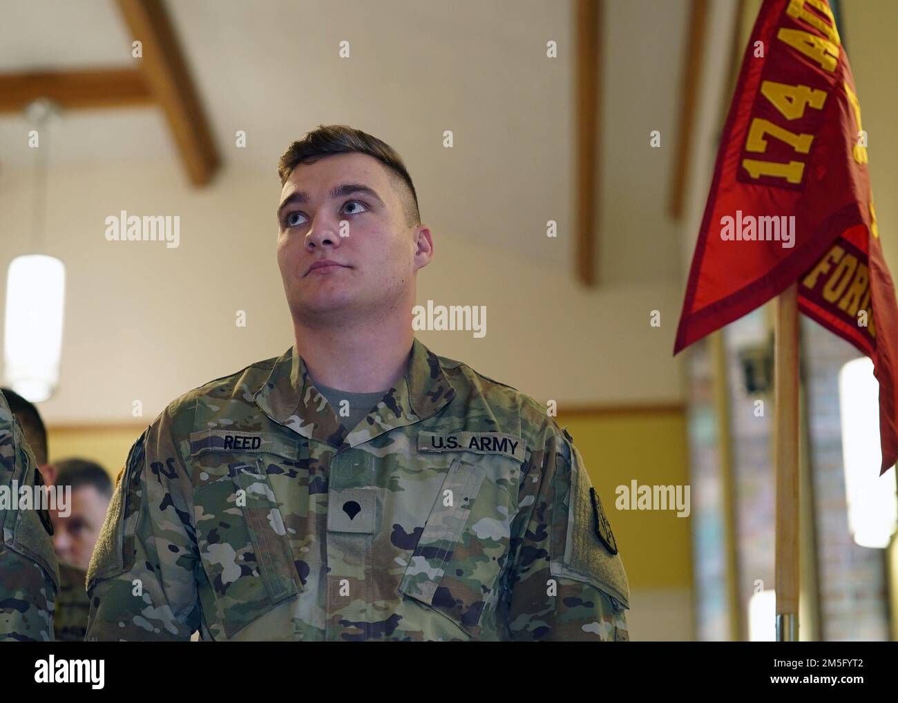 APC. Avery Reed, un soldato con sede centrale e sede centrale batteria, 174th Brigata artiglieria di difesa aerea, è stato dal guidon alla cerimonia di convocazione dell'unità il 15 marzo 2022, presso la Chiesa metodista unita di Reynoldsburg a Reynoldsburg, Ohio. Circa 30 soldati dell'unità, con sede a Columbus, Ohio, si stanno schierando nella regione della capitale nazionale nell'area di Washington, D.C., a sostegno dell'operazione Noble Eagle. Foto Stock