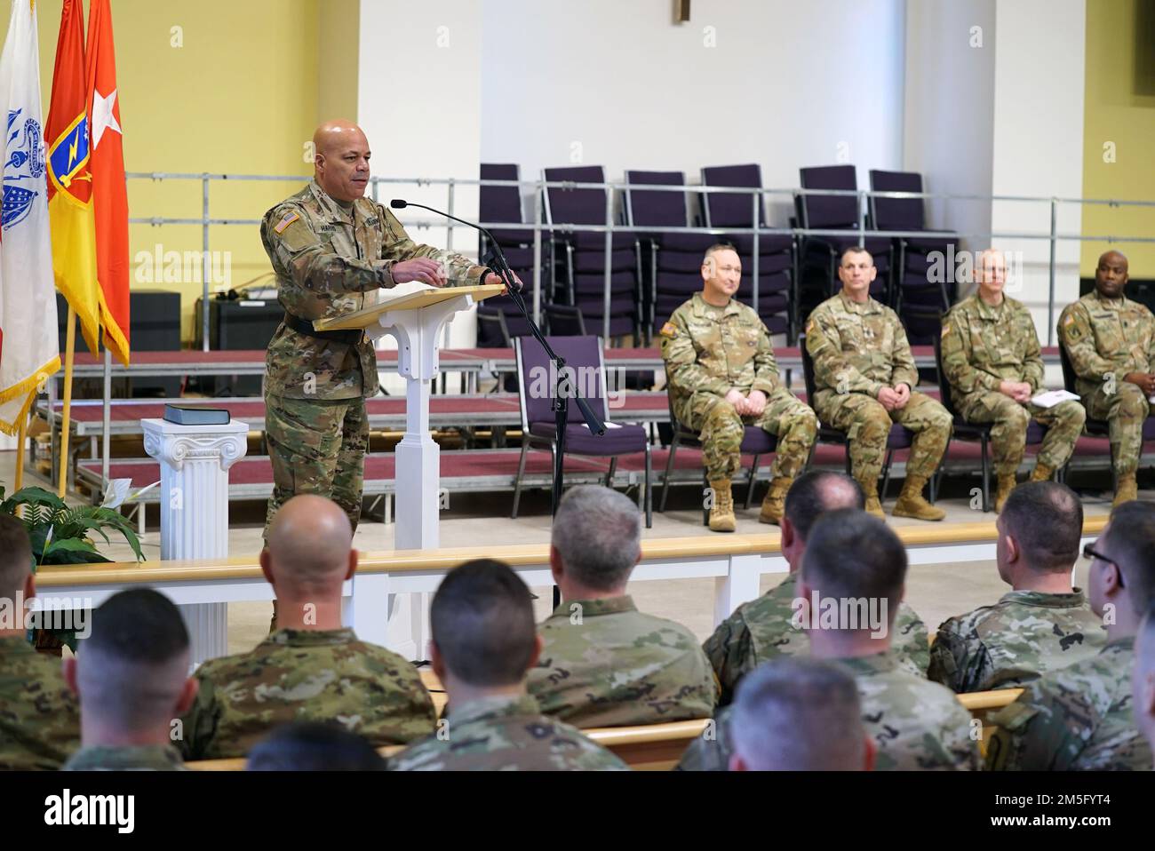 John C. Harris Jr., generale aggiunto dell'Ohio, parla durante una cerimonia di chiamata al servizio per i soldati della sede centrale e della sede centrale della batteria, 174th Brigata artiglieria dell'aeronautica di difesa 15 marzo 2022, alla chiesa metodista unita di Reynoldsburg in Reynoldsburg, Ohio. “Guerrieri, grazie per aver fatto un passo avanti”, ha affermato Harris. “Per la vostra generazione, la chiamata è stata costante e non so se finirà mai Il tuo compito è quello di rimanere vigili e adattarsi come l'avversario si adatta, adattarsi come la minaccia si adatta, ma soprattutto guardare fuori per l'altro. Cerca i tuoi cari". Foto Stock