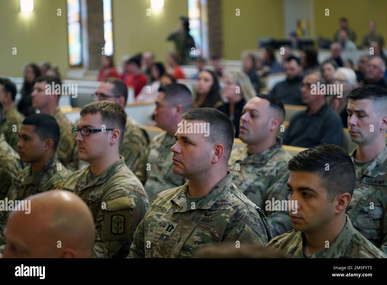 Soldiers of Headquarters and Headquarters Battery, 174th Air Defense Artillery Brigade Ascolta il generale John C. Harris Jr., generale aggiunto dell'Ohio, durante la cerimonia di chiamata in servizio dell'unità il 15 marzo 2022, presso la Chiesa metodista unita di Reynoldsburg a Reynoldsburg, Ohio. Circa 30 soldati dell'unità, con sede a Columbus, Ohio, si stanno schierando nella regione della capitale nazionale nell'area di Washington, D.C., a sostegno dell'operazione Noble Eagle. Foto Stock