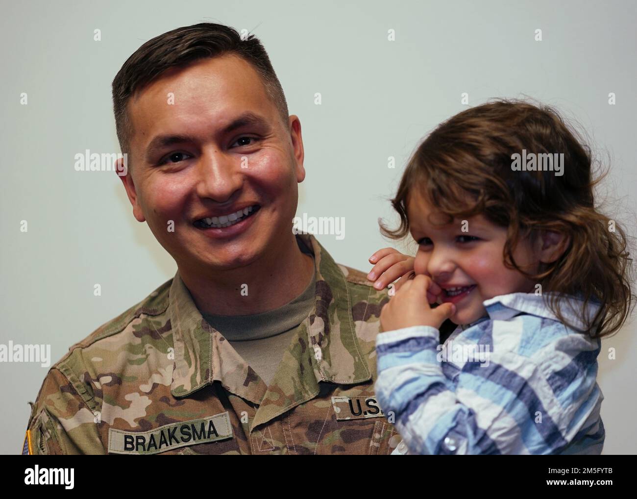 Il Capitano Philip Braaksma, un funzionario per le comunicazioni con la sede centrale e la sede centrale della batteria, 174th Air Defense Artillery Brigade, è in piedi per una foto con il figlio di 2 anni, Ren, dopo la cerimonia della chiamata in servizio dell’unità, il 15 marzo 2022, presso la Chiesa metodista unita di Reynoldsburg, Ohio. L'ADA 174th si sta schierando nella regione della capitale nazionale nella zona di Washington, D.C., a sostegno dell'operazione Noble Eagle, per la quinta volta negli ultimi 13 anni. Foto Stock