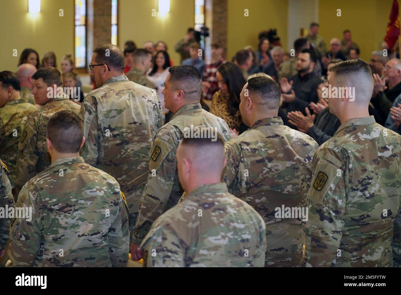 Soldiers of Headquarters and Headquarters Battery, 174th Air Defense Artillery Brigade file out come parte di una cerimonia di chiamata al servizio 15 marzo 2022, presso la Chiesa Metodista unita di Reynoldsburg, Ohio. I soldati dispieganti saranno strutturati come un quartier generale della task force e contribuiranno a fornire il comando e il supporto di supervisione alla missione di difesa nazionale nella regione della capitale nazionale nell'area di Washington, D.C. Foto Stock