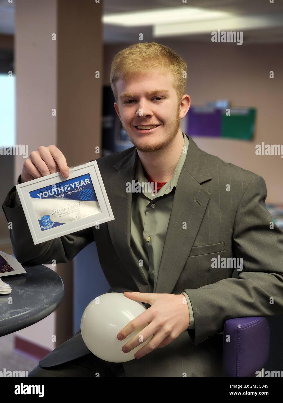 Charles Tempski, un membro della famiglia di Fort McCoy, Wisconsin, si pone con il premio Youth of the Year in una foto del marzo 2022. Tempski è stato nominato Wisconsin Military Youth of the Year dal Boys & Girls Club of America. (Foto di Fort McCoy Child and Youth Services) Foto Stock