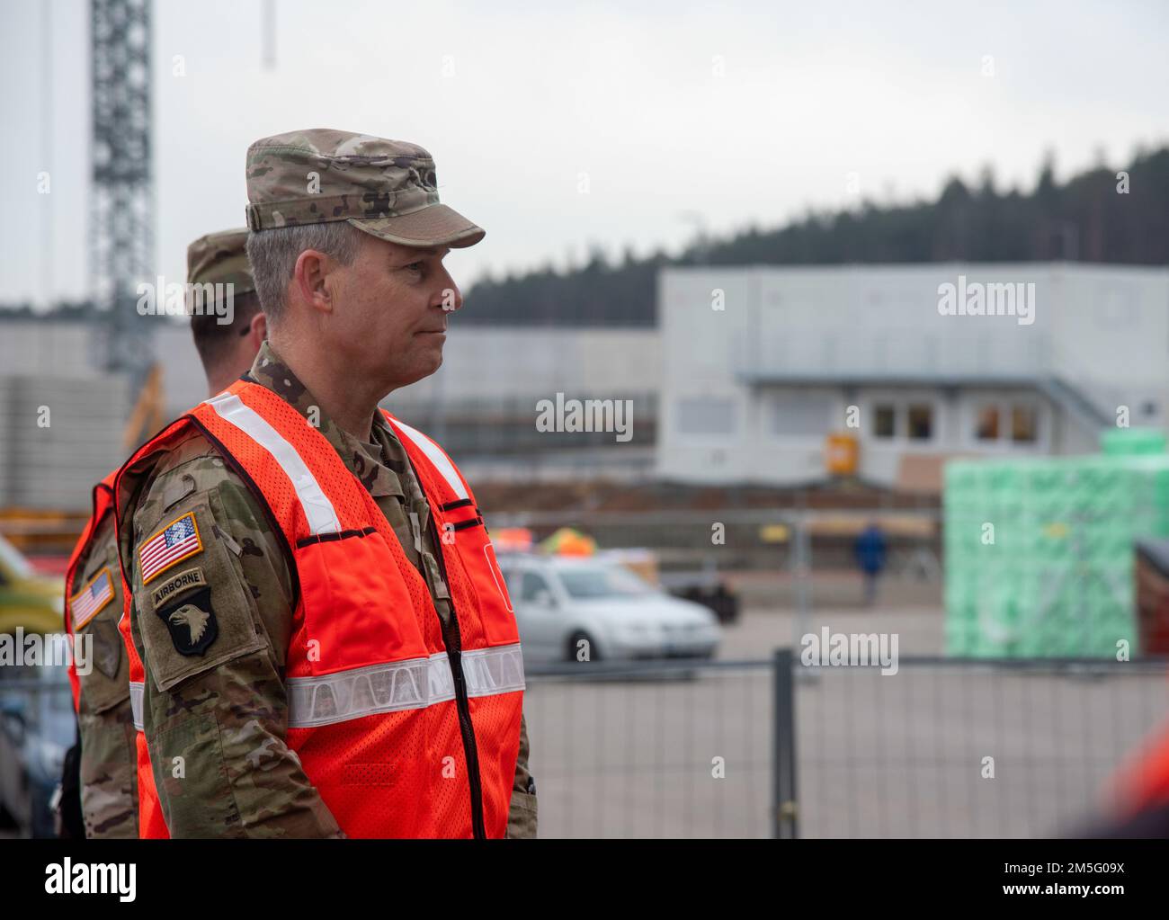 Brig. Il generale Thomas J. Tickner, comandante generale degli Stati Uniti Esercito corpo di ingegneri North Atlantic Division, visita il sito di costruzione del Rhine Ordnance Barracks Medical Center Replacement progetto a Rhine Ordnance Barracks, Germania, 15 marzo 2022. L'Amministrazione tedesca delle costruzioni, in collaborazione con gli Stati Uniti Esercito di ingegneri, il Distretto d'Europa e gli Stati Uniti Defence Health Agency, ha assegnato un contratto di €859 milioni di euro (circa $969 milioni di dollari) a Züblin e Gilbane Joint Venture per costruire il nuovo ospedale. Foto Stock