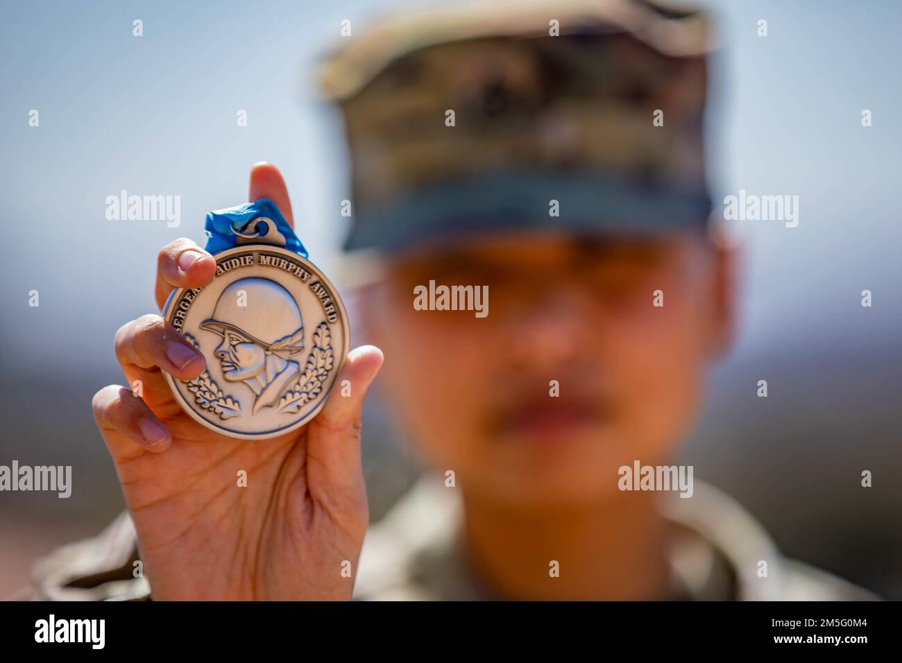 STATI UNITI Zoe Marie Kimbell Tompkins, membro del personale dell'esercito, ha partecipato agli USA Army South quartier generale e presenta una medaglia Sgt. Audie Murphy Club 15 marzo 2022. Foto Stock