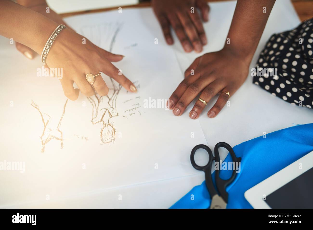 I dettagli che fanno risaltare un outfit. due progettisti che discutono di uno schizzo. Foto Stock