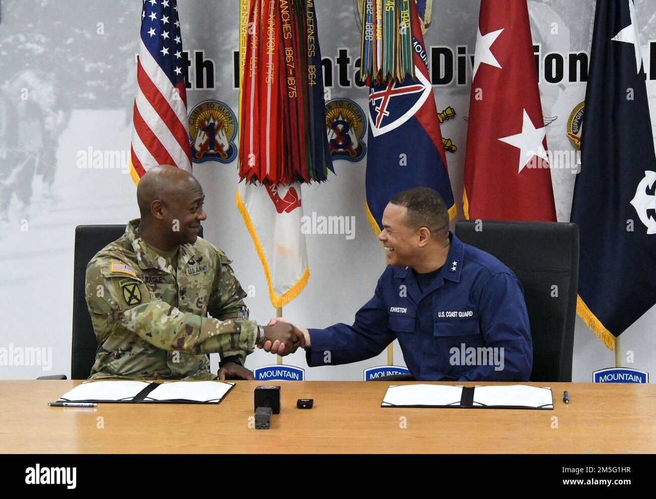 Beagle Jr., 10th Mountain Division (li) e Fort Drum Commander, e ammiraglio posteriore Michael Johnston, 9th District U.S. Comandante della Guardia di costa, firmare un memorandum d'intesa, che formalizza le procedure e le linee guida che consentiranno alla Brigata dell'aviazione di combattimento 10th di fornire supporto aereo per le operazioni SAR nel Paese del Nord. (Foto di Mike Strasser, Fort Drum Garrison Public Affairs) Foto Stock