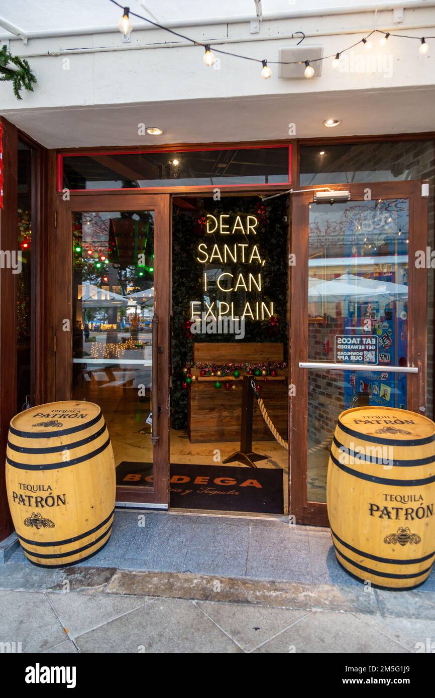 "Caro Babbo Natale, posso spiegare" è un messaggio per il signor Claus all'ingresso del ristorante Bodega Taqueria y Tequila a West Palm Beach, Florida, USA. Foto Stock