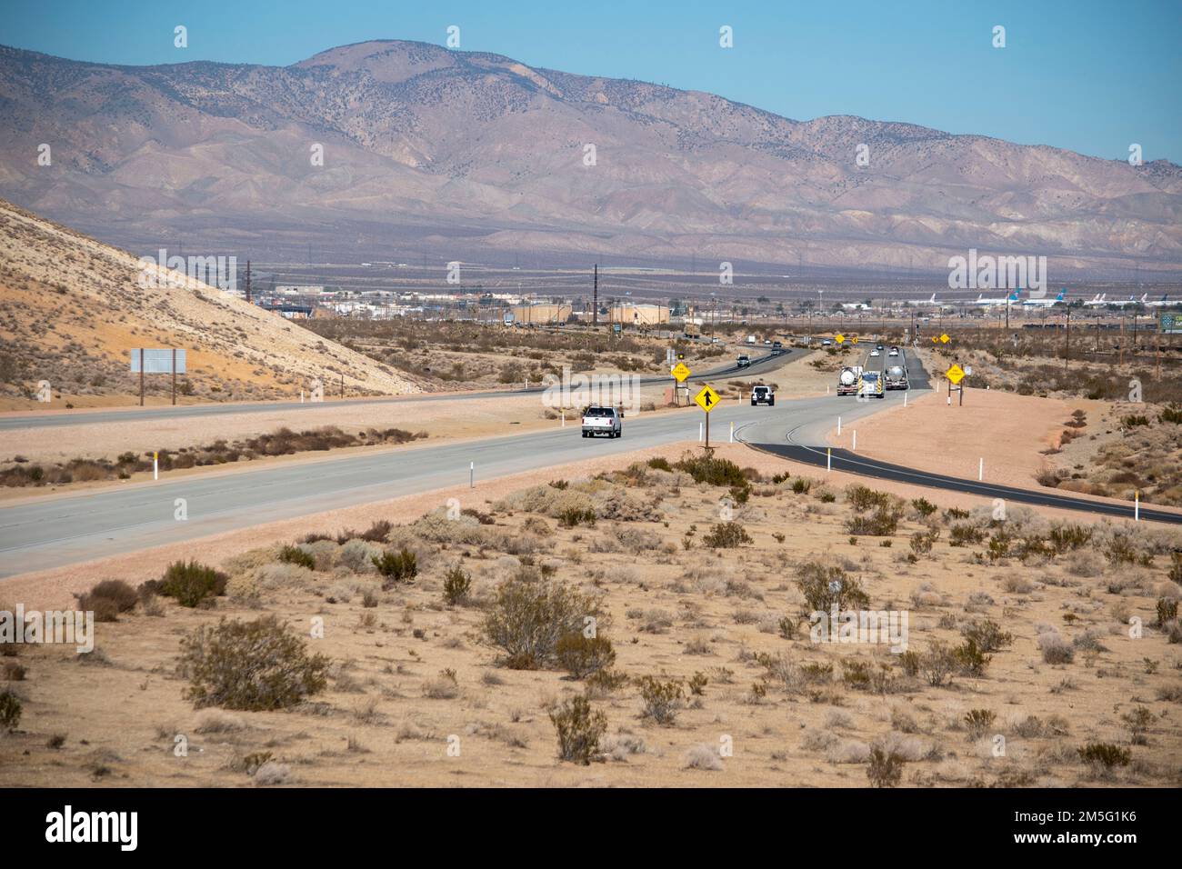 Molte cose si possono trovare nel deserto di Mojave in California, dalle autostrade statali agli alberi di Joshua e alle sedie abbandonate. Foto Stock