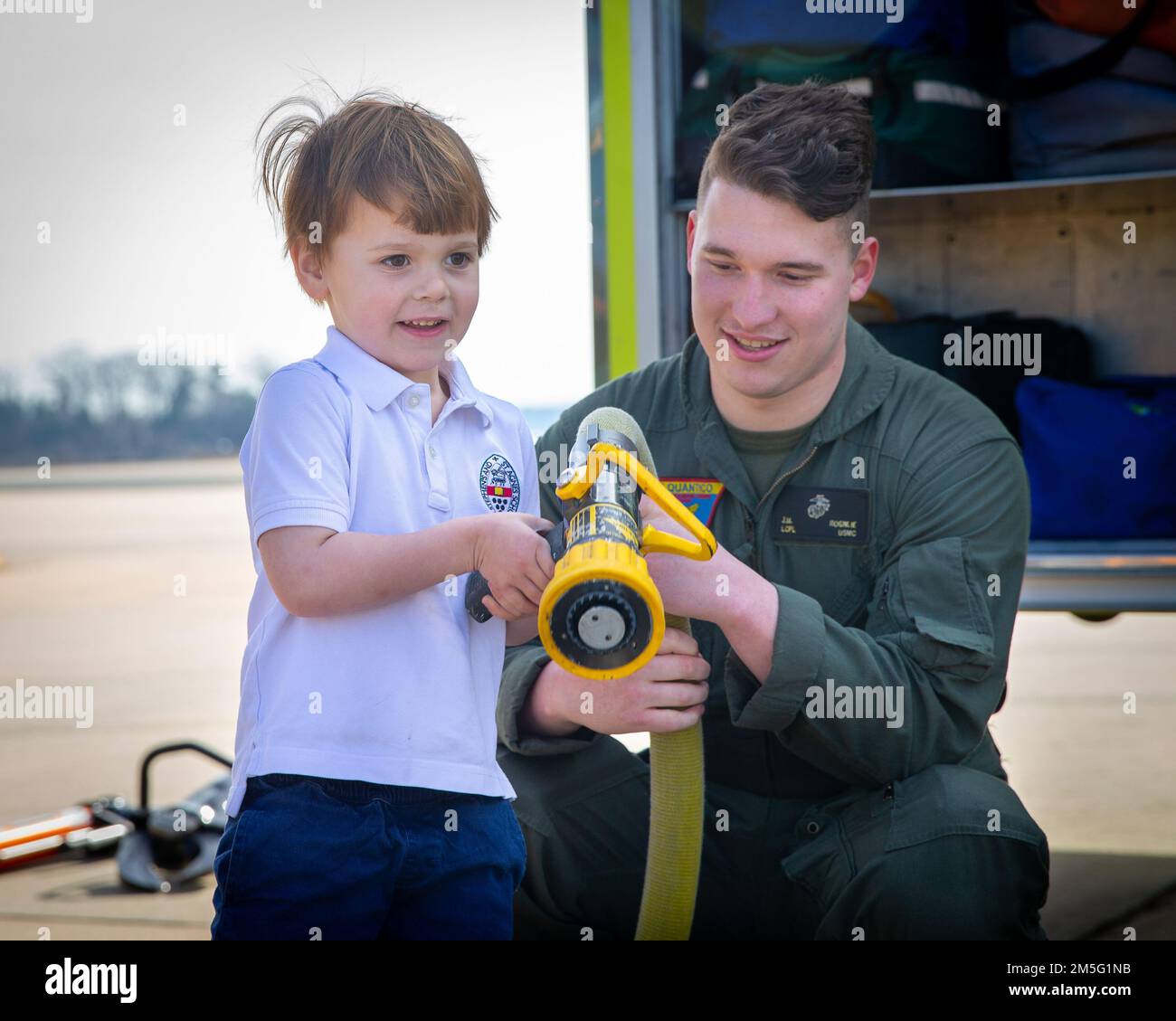 Studenti da St.. Stephen's e St. Agnes School Pre-K classe visitata con l'aereo salvataggio e antincendio Marines a Marine Corps Air Facility Quantico oggi! Gli studenti hanno appreso le diverse modalità di trasporto utilizzate dai Marines dell'MCAF. MCB Quantico cerca di collaborare e sostenere organizzazioni diverse, come questa scuola, per mantenere forte la comunità, creare un'impressione positiva e ispirare la prossima generazione. Foto Stock