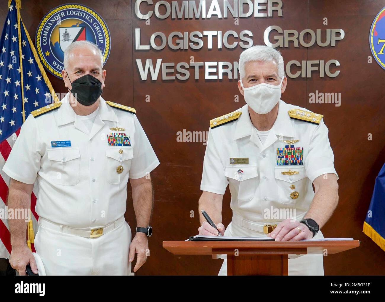 SINGAPORE (16 marzo 2022) – (da sinistra) ADM posteriore Philip Sobeck, Comandante, Logistics Group Western Pacific (COMLOG WESTPAC) e Task Force 73, dà il benvenuto al Vice ADM Karl Thomas, Comandante, U.S. 7th Fleet, marzo 16 a Singapore. Foto Stock