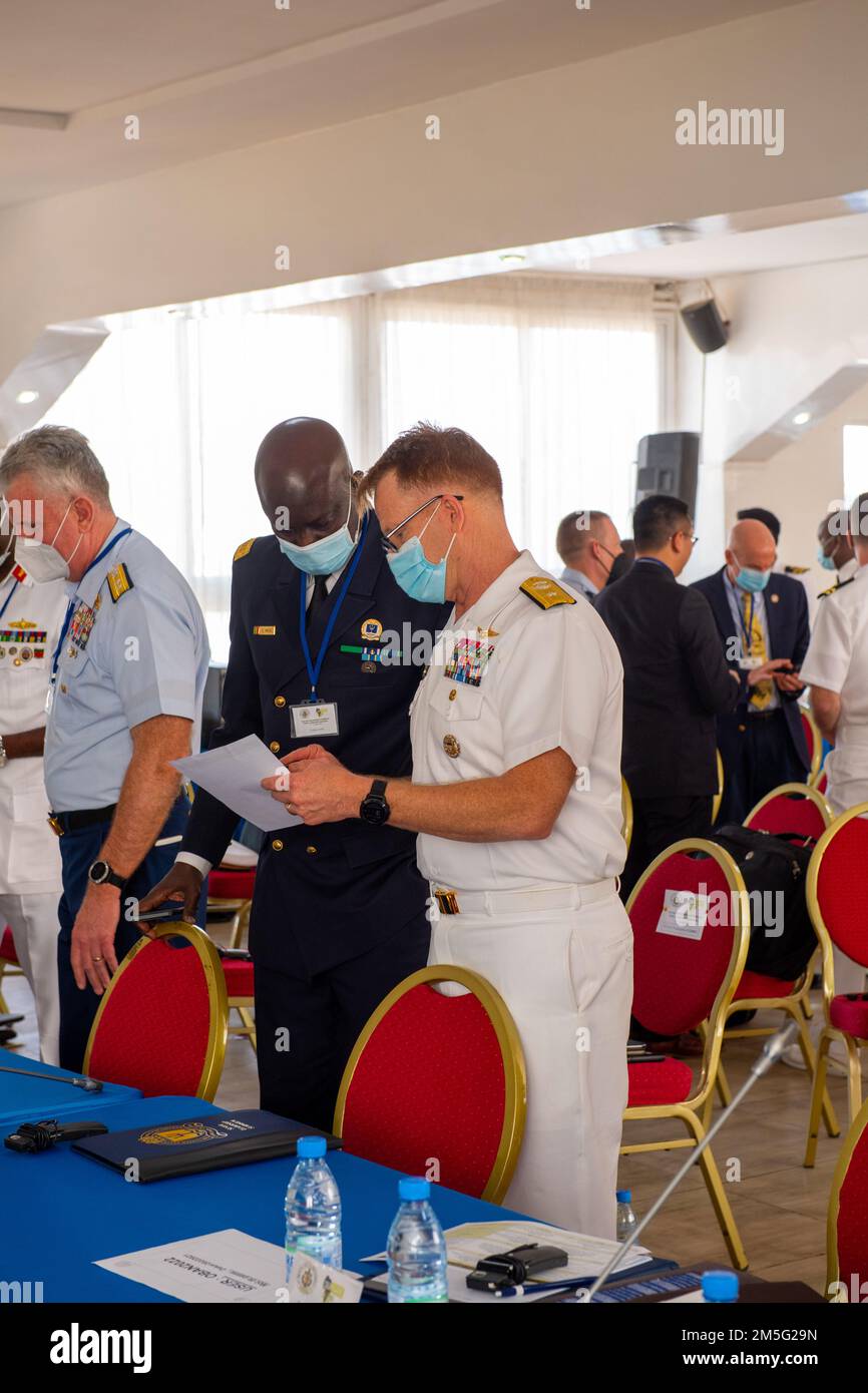 220316-N-ZA688-0197 DAKAR, Senegal (16 marzo 2022) posteriore ADM. Benjamin Reynolds, direttore della sede marittima, Stati Uniti Forze navali Europa-Africa/USA Sesta flotta, (a destra) parla con la Rear ADM. Oumar Wade, Capo dello Stato maggiore della Marina senegalese, durante il Simposio di Leadership Senior nell'ambito dell'esercizio Obangame Express 2022 presso la sede navale senegalese, a Dakar, Senegal, 16 marzo 2022. Obangame Express 2022, condotto dagli Stati Uniti Naval Forces Africa, è un esercizio marittimo in mare progettato per migliorare la cooperazione tra le nazioni partecipanti al fine di aumentare la sicurezza e la sicurezza marittima Foto Stock